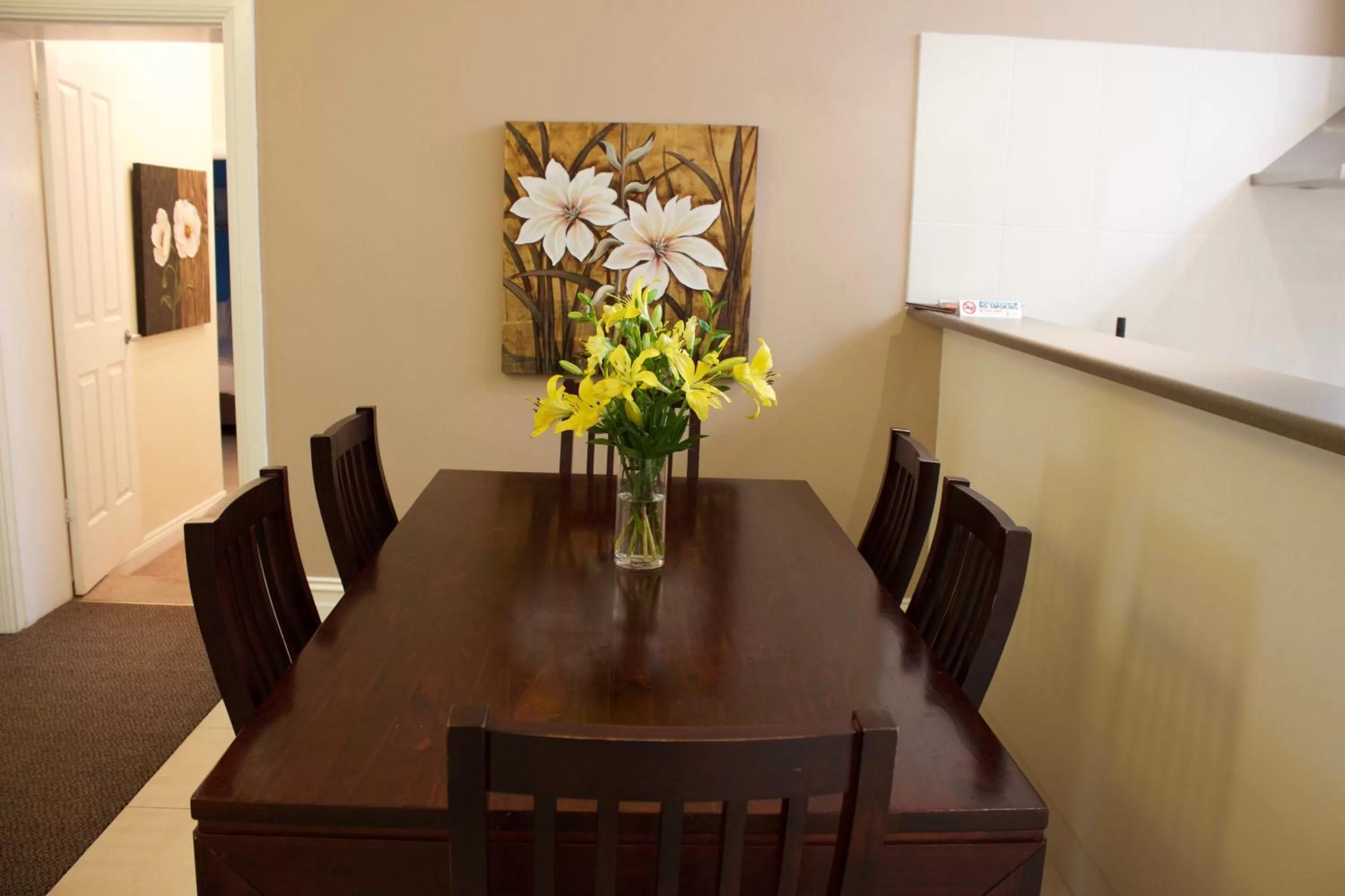 Restaurant/places to eat in Balcony On Sixth Lodge