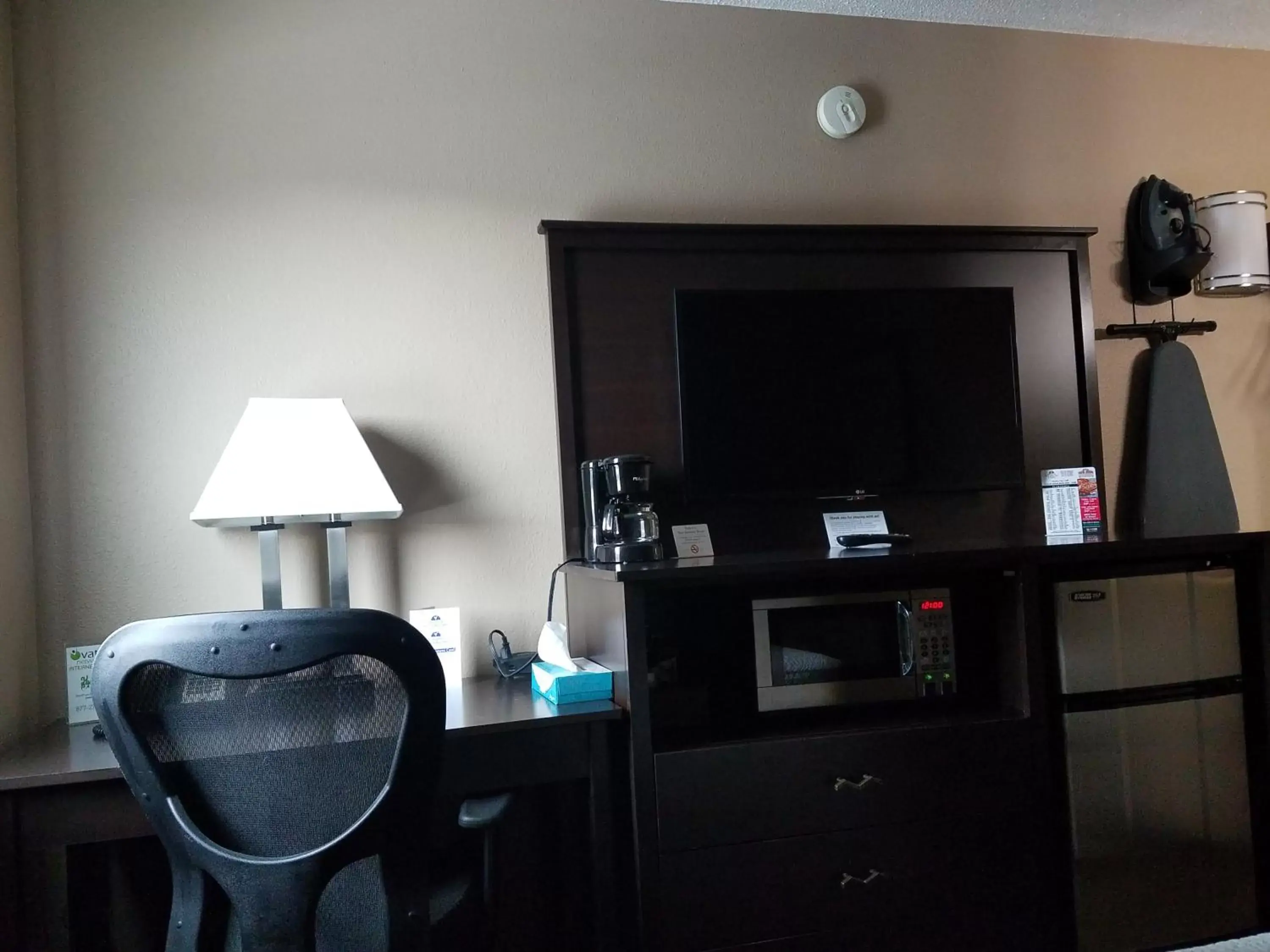 hair dresser, TV/Entertainment Center in Americas Best Value Inn and Suites Bismarck