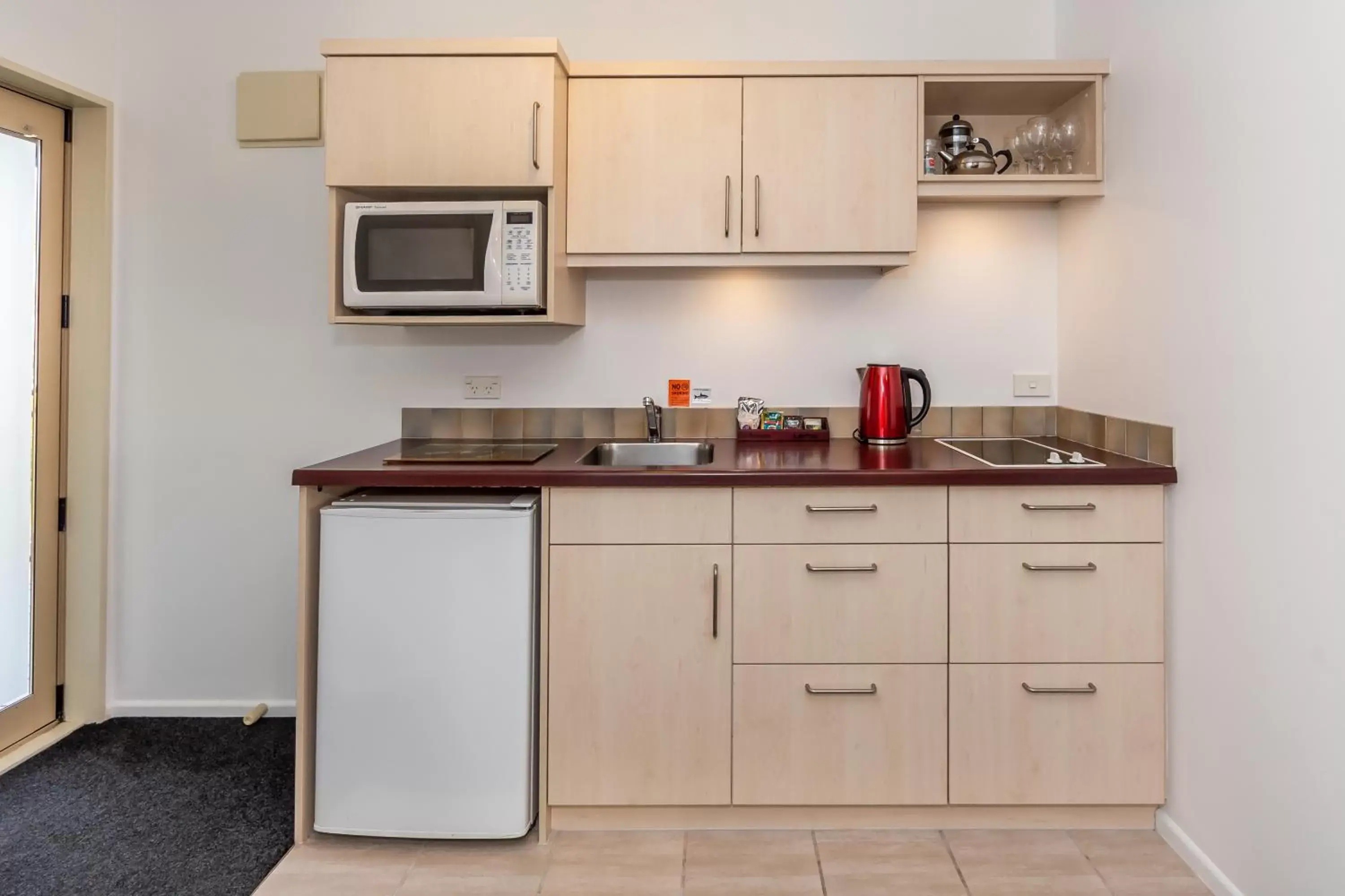 Coffee/tea facilities, Kitchen/Kitchenette in Roma On Riccarton Motel