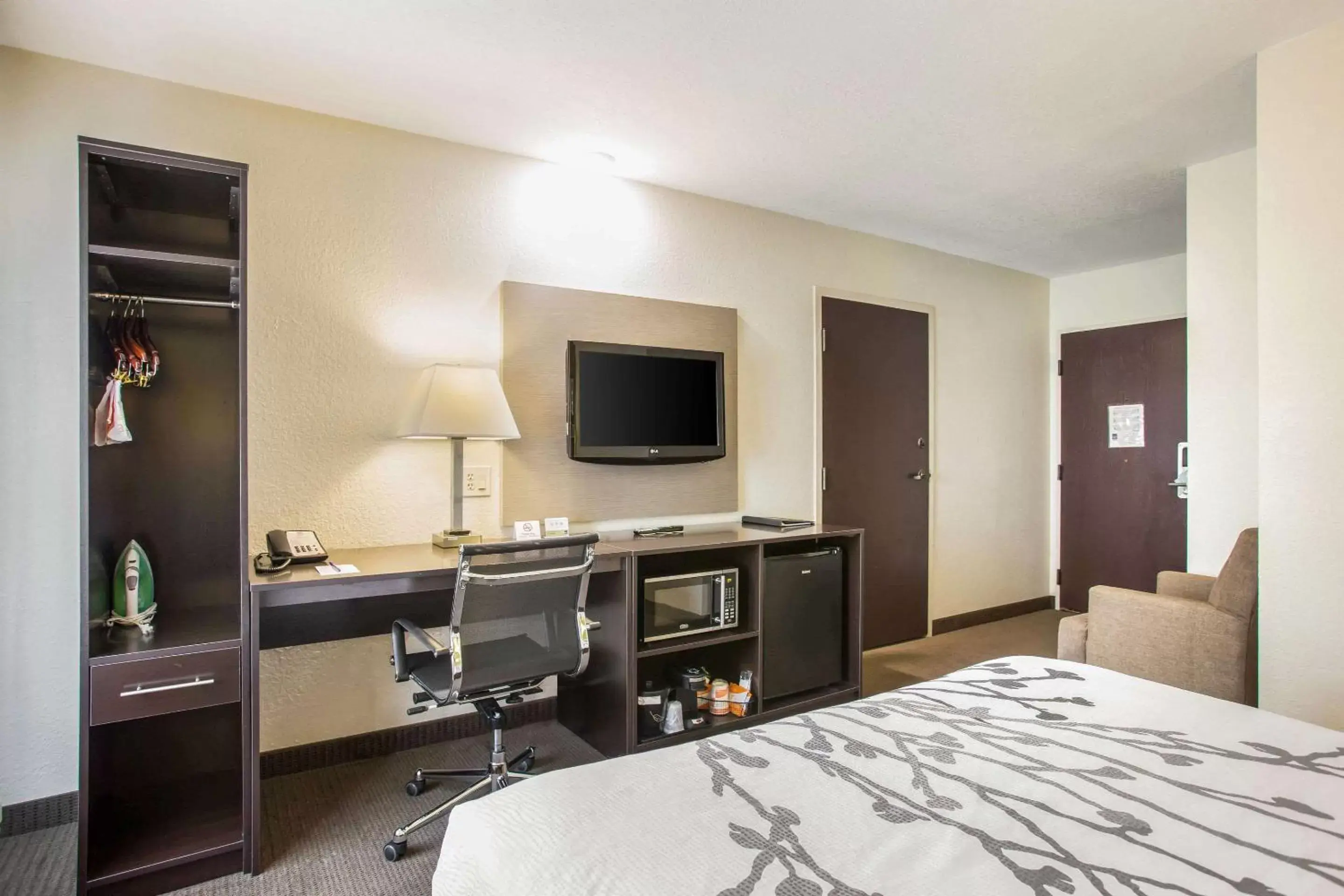 Photo of the whole room, TV/Entertainment Center in Sleep Inn Kansas City International Airport