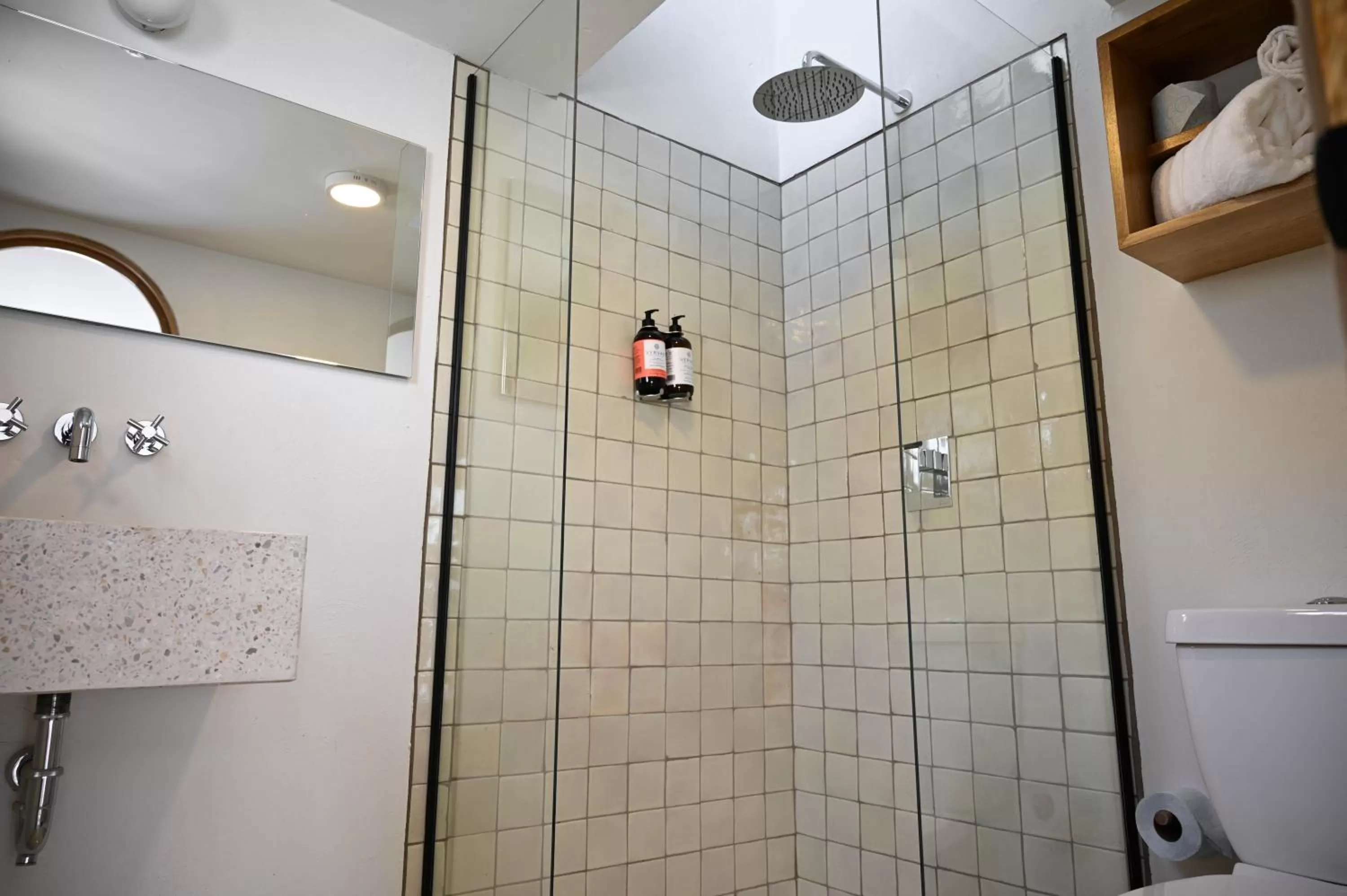 Bathroom in Casa Kali by Barrio México