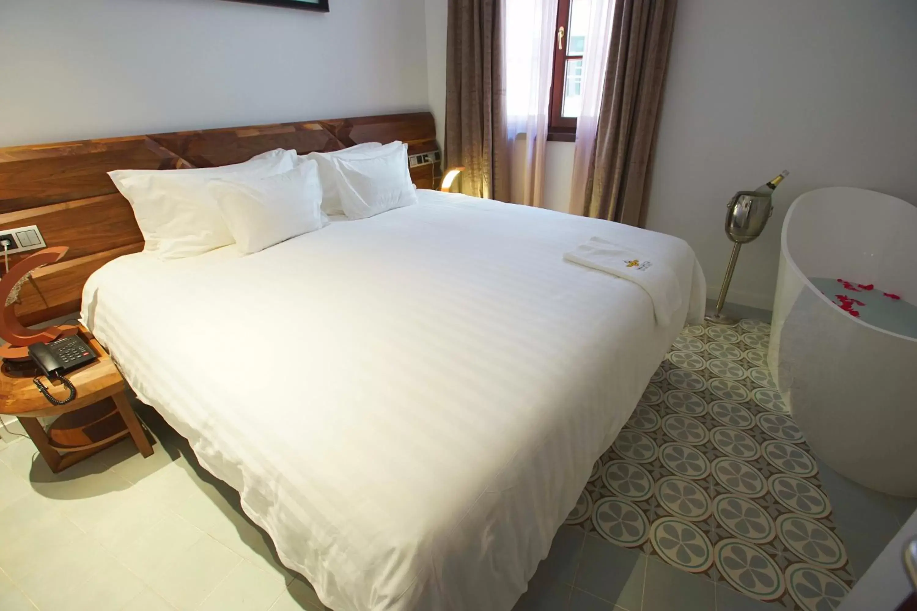 Bed in Anahita Boutique Hotel
