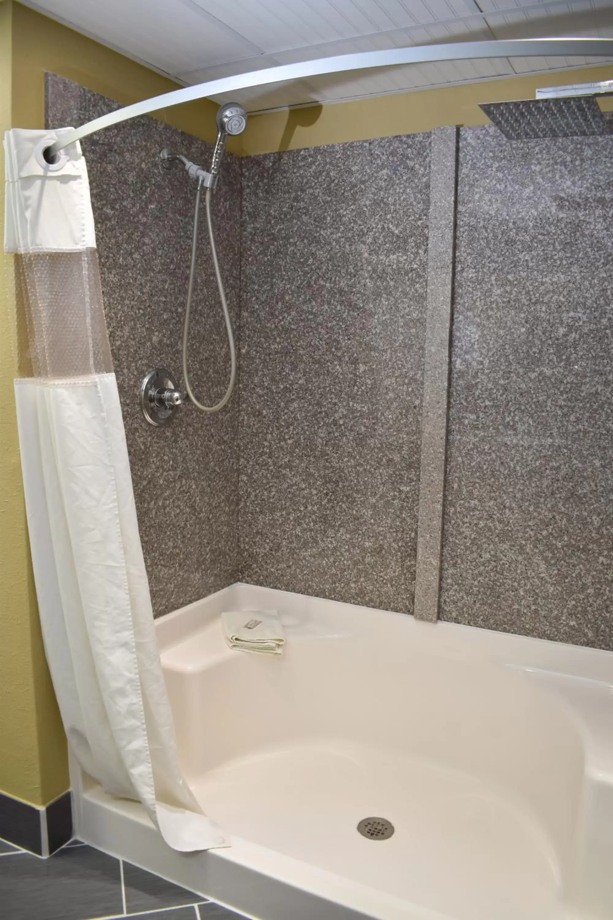 Shower, Bathroom in Travelodge by Wyndham Coffeyville