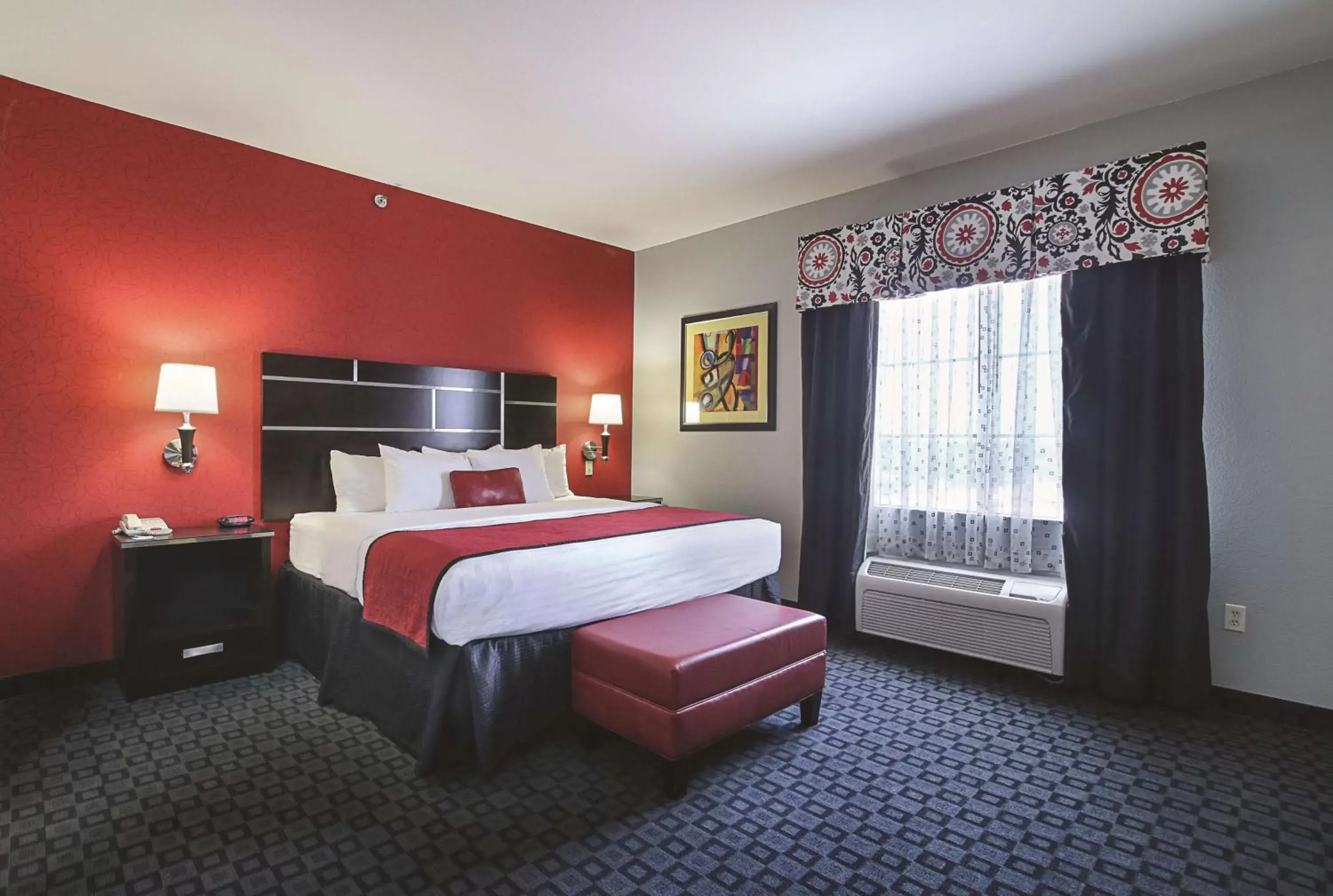 King Room with Roll-In Shower - Mobility Access/Non-Smoking in La Quinta Inn & Suites by Wyndham South Dallas - Hutchins King Room with Roll-In Shower - Mobility Access/Non-Smoking in La Quinta Inn & Suites by Wyndham South Dallas - Hutchins