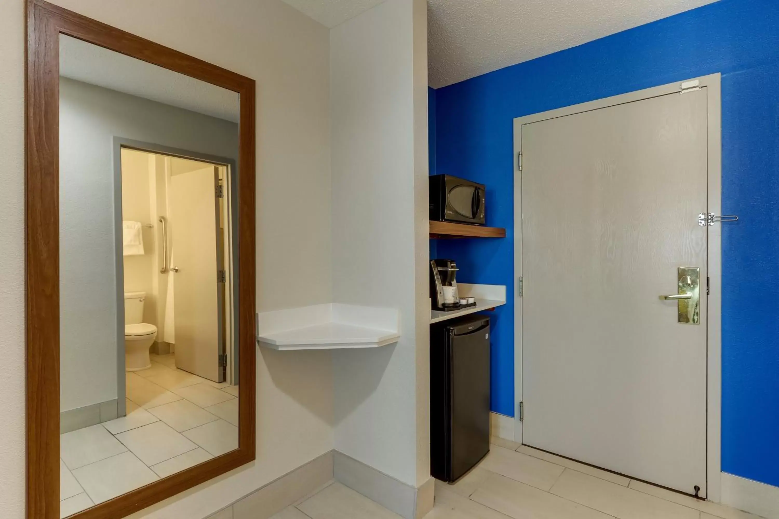 Photo of the whole room, Bathroom in Holiday Inn Express - Cincinnati North - Monroe, an IHG Hotel