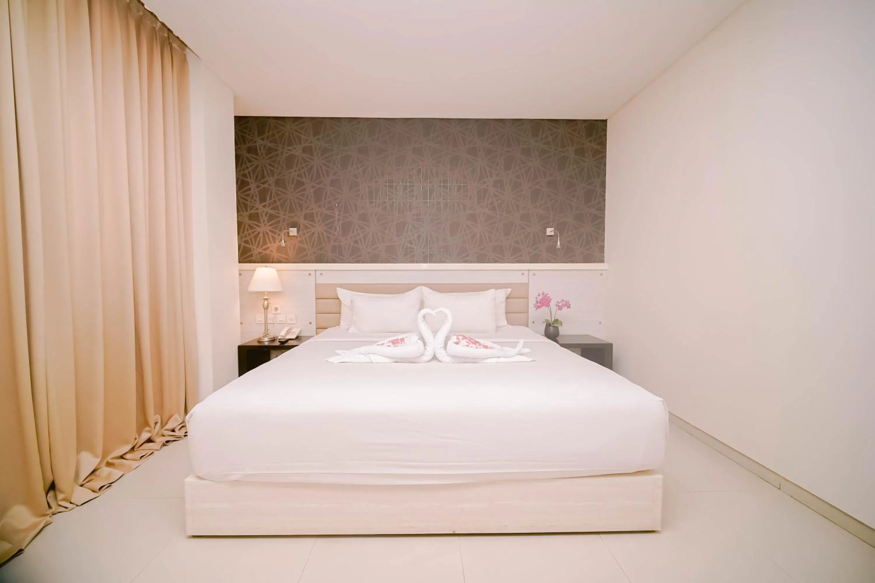 Deluxe Double Room with Free Airport Transfer in Sahid T-More Hotel