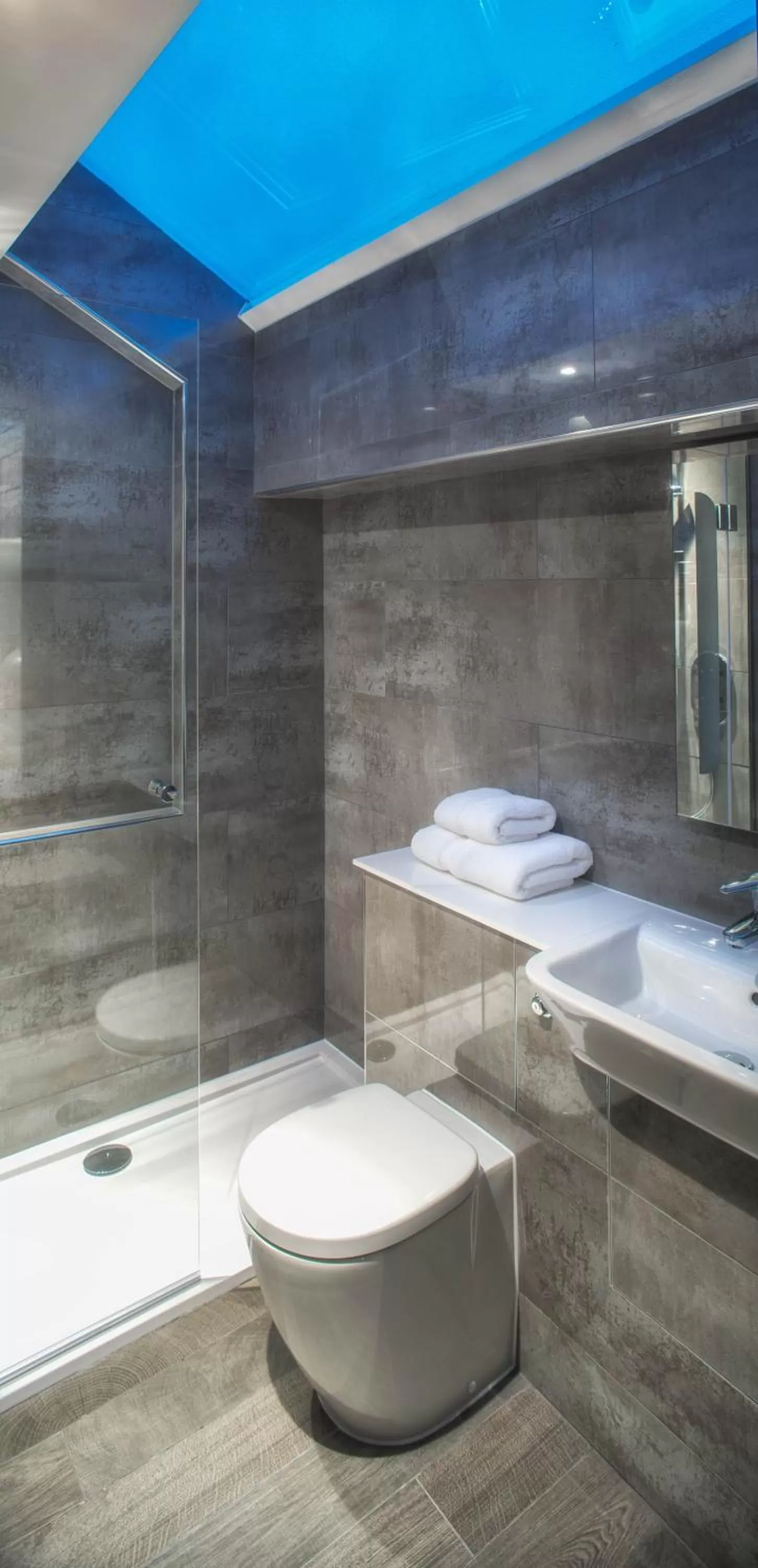 Shower in Camden Enterprise Hotel