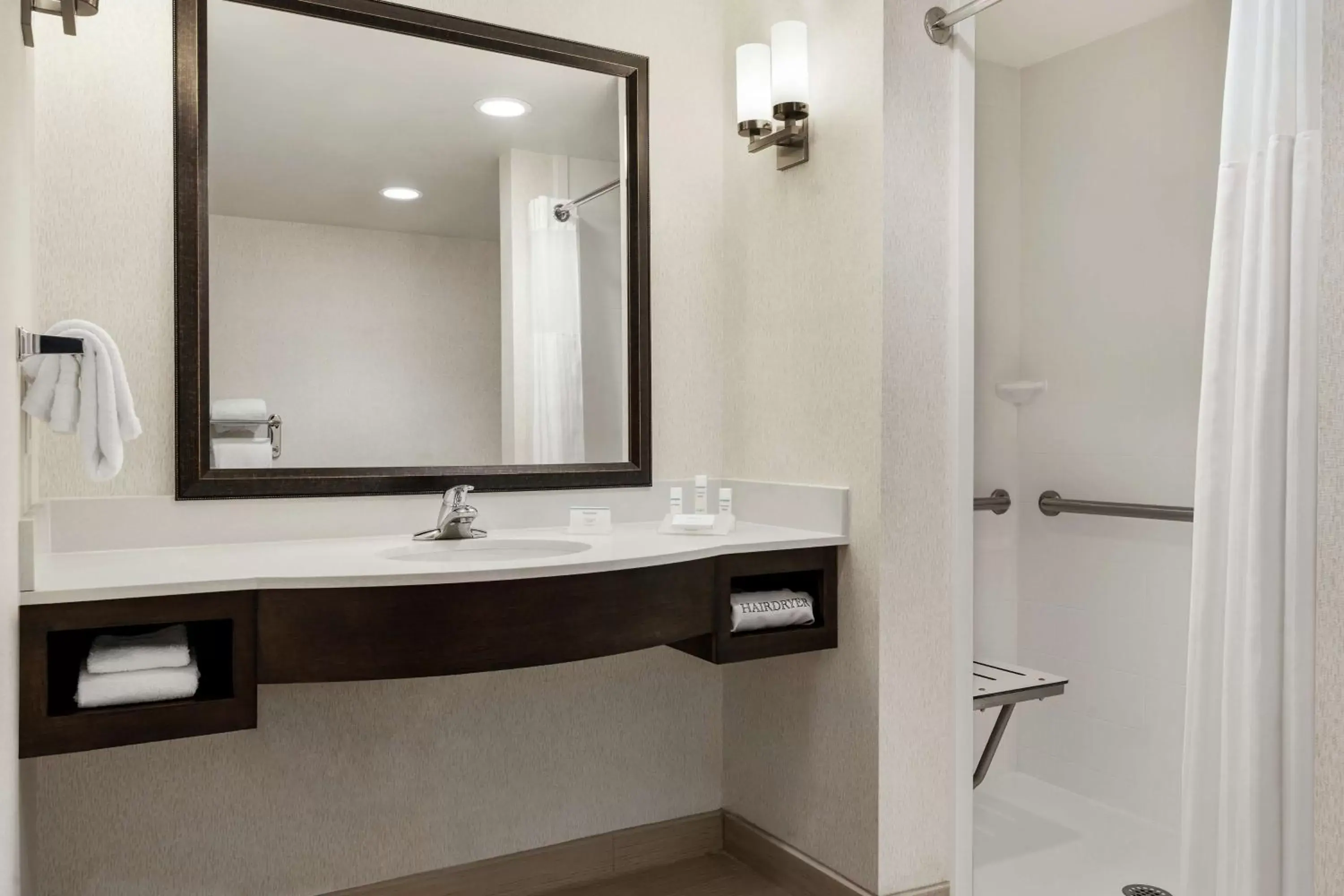 Bathroom in Hilton Garden Inn Wallingford/Meriden