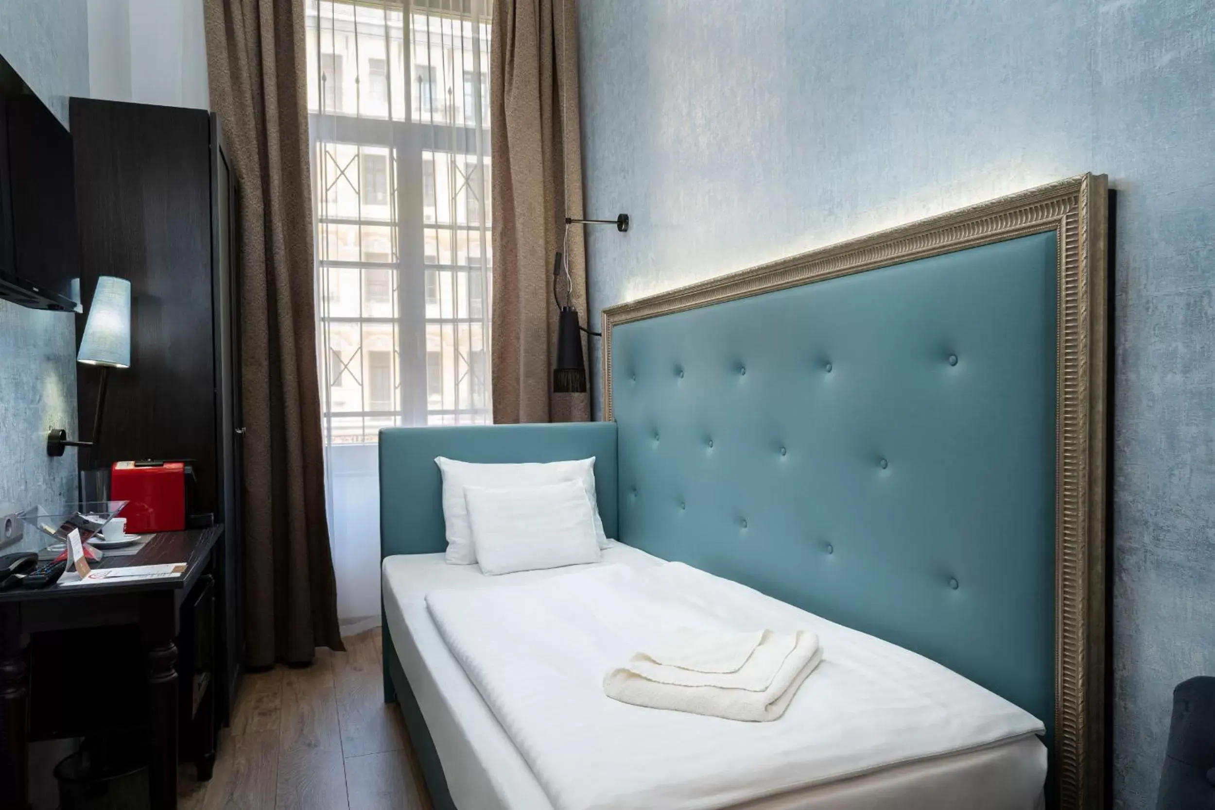 Deluxe Single Room in Hotel Memories Budapest