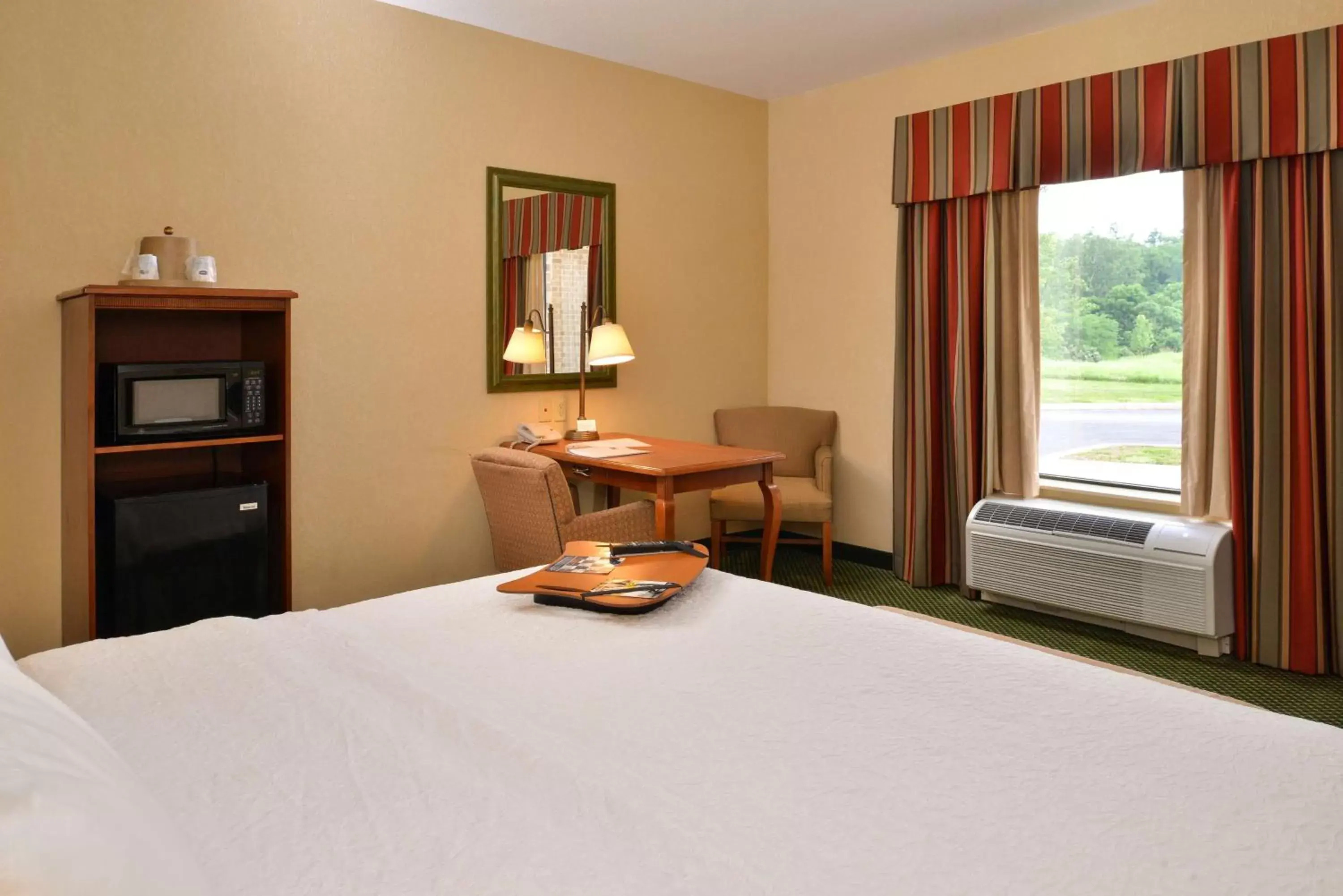 Bed in Hampton Inn & Suites St. Louis - Edwardsville