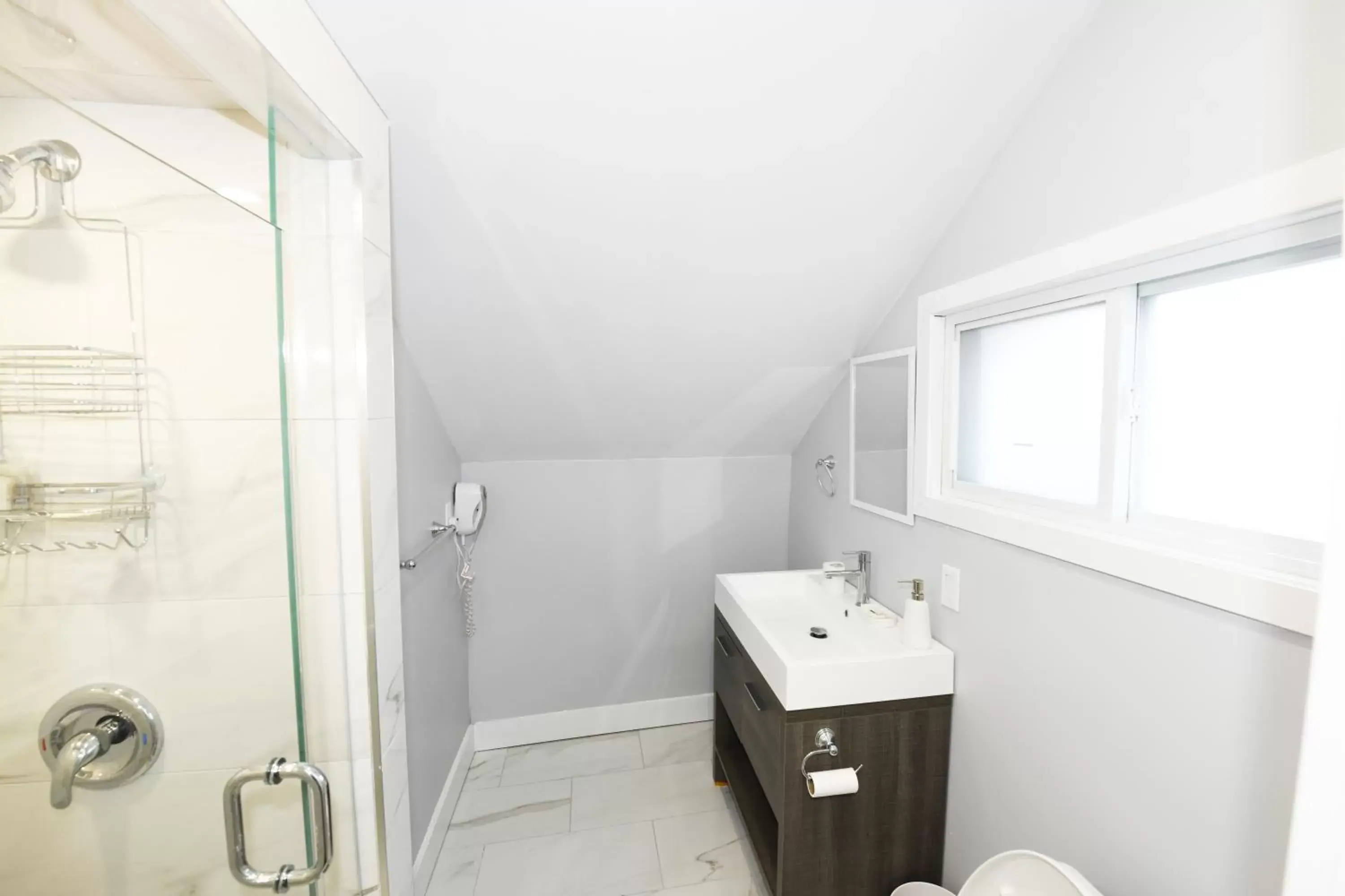 Bathroom in Serene Niagara Inn