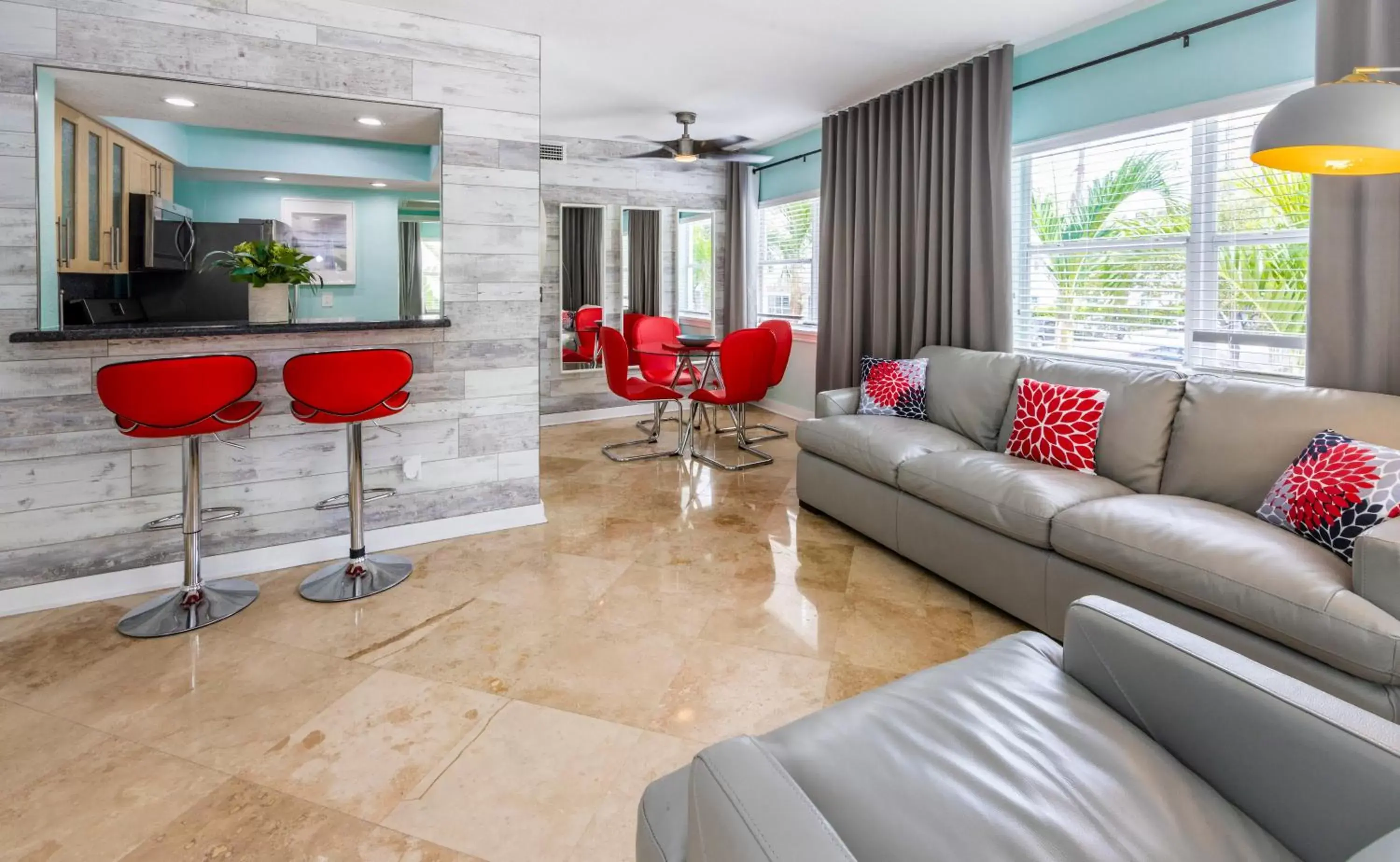 Living room, Seating Area in Suites on South Beach