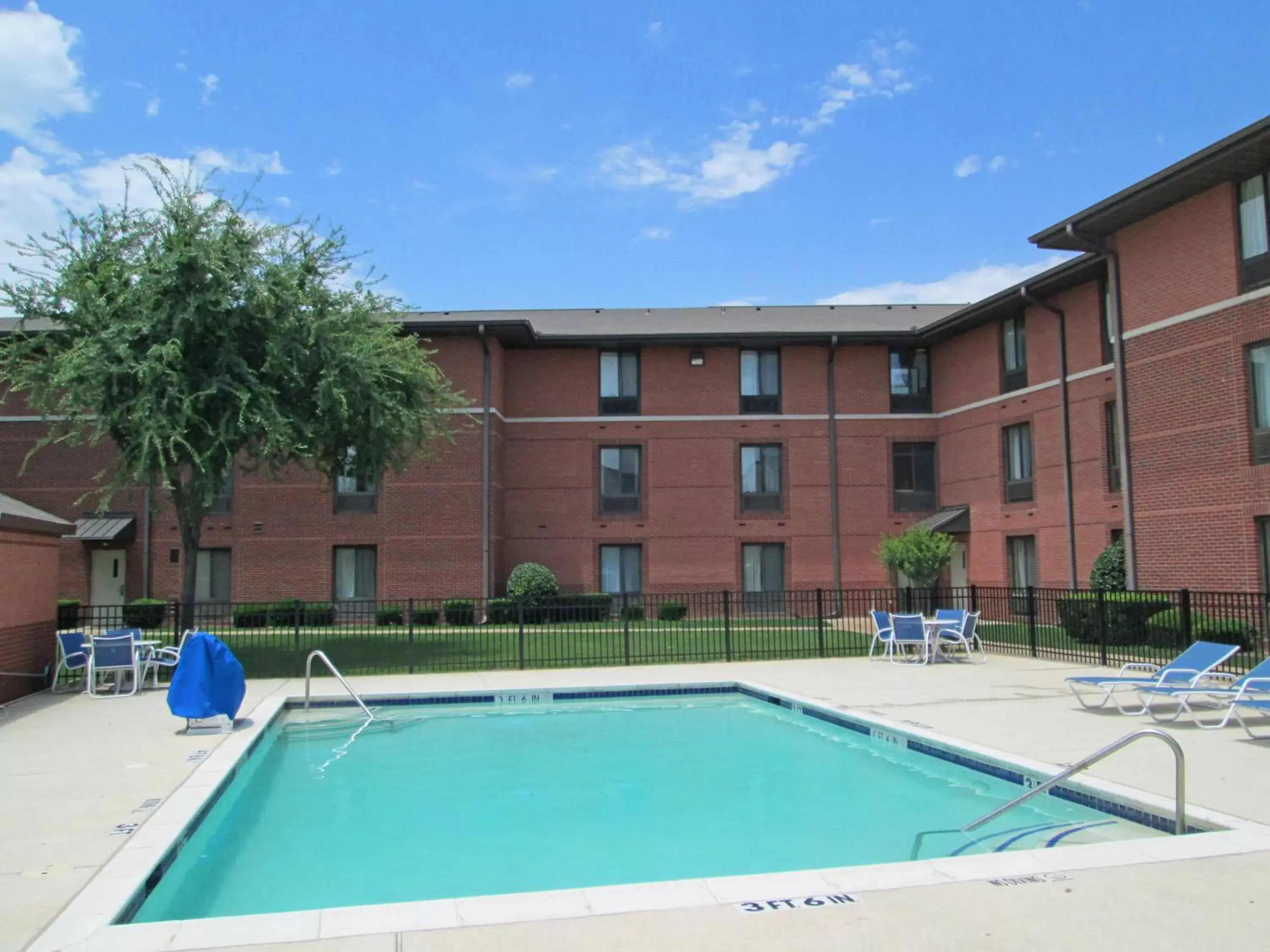 Swimming Pool in Extended Stay America Suites - Arlington - Six Flags