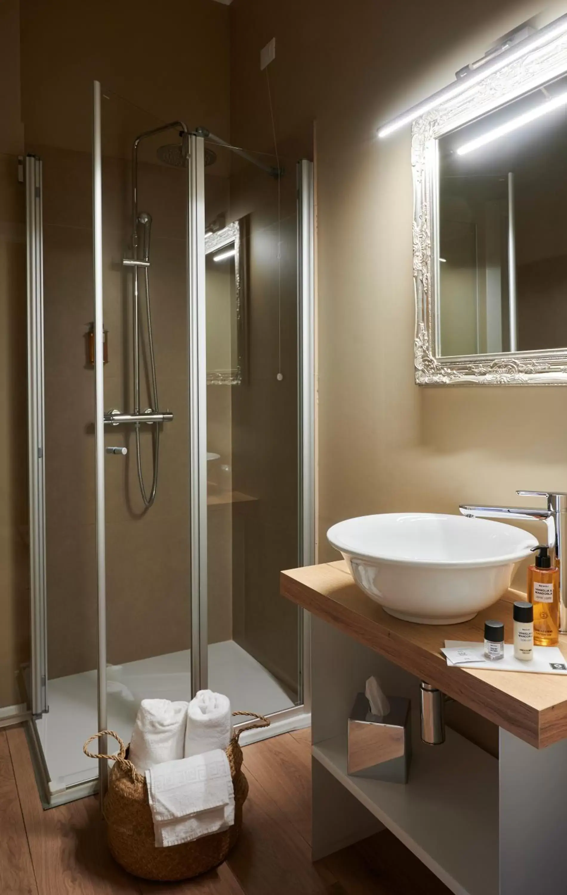 Bathroom in Lainez Rooms & Suites