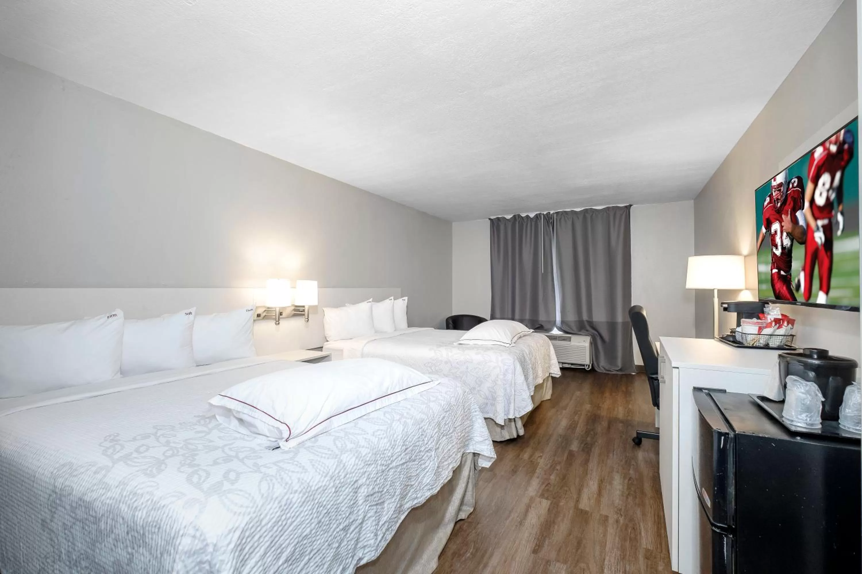 Photo of the whole room, Bed in Red Roof Inn PLUS Orlando-Convention Center- Int'l Dr