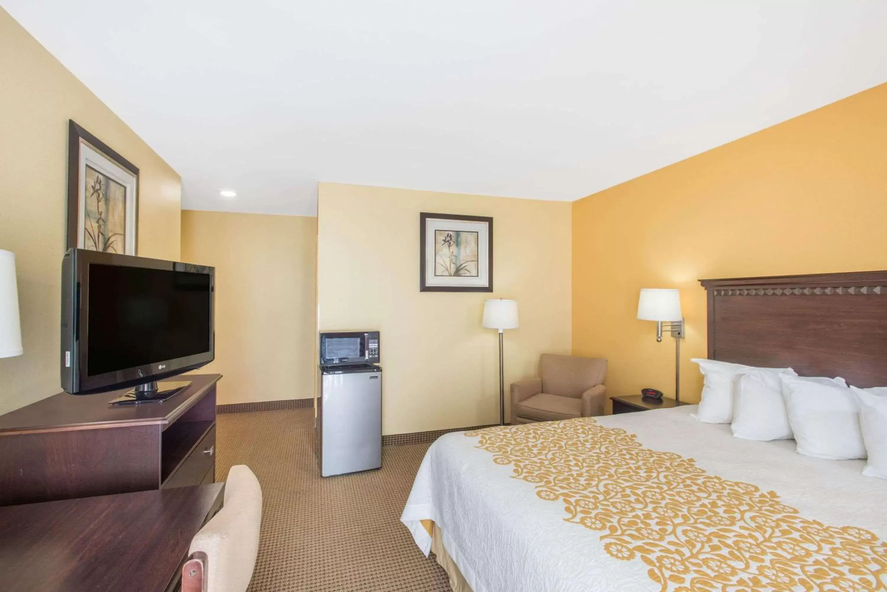 Photo of the whole room, TV/Entertainment Center in Days Inn by Wyndham Colchester Burlington