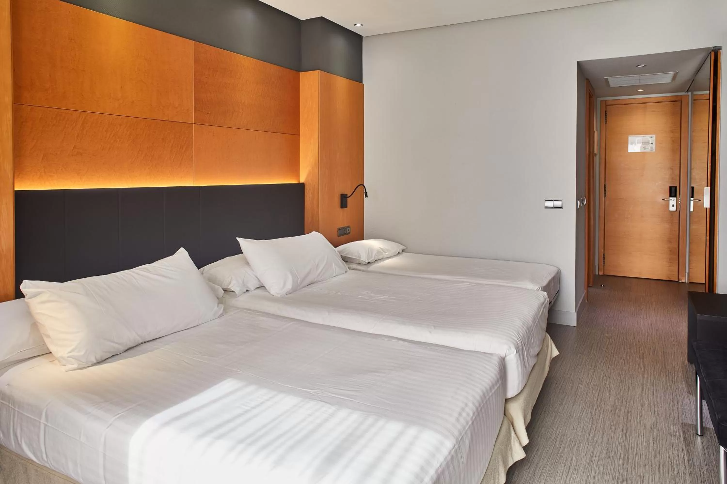 Photo of the whole room, Bed in Silken Puerta Madrid