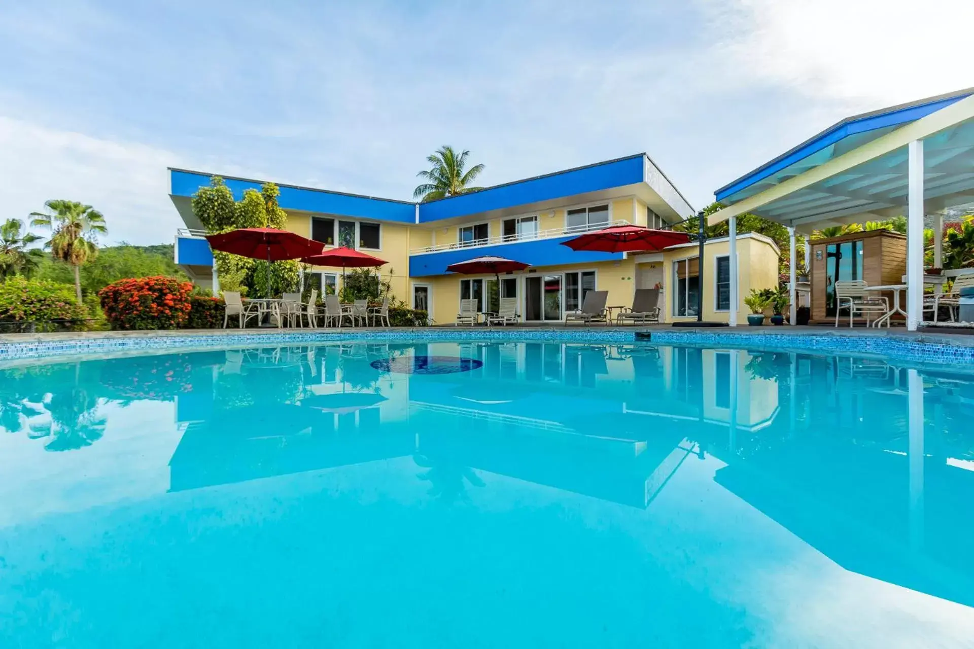 Swimming pool in Luana Inn