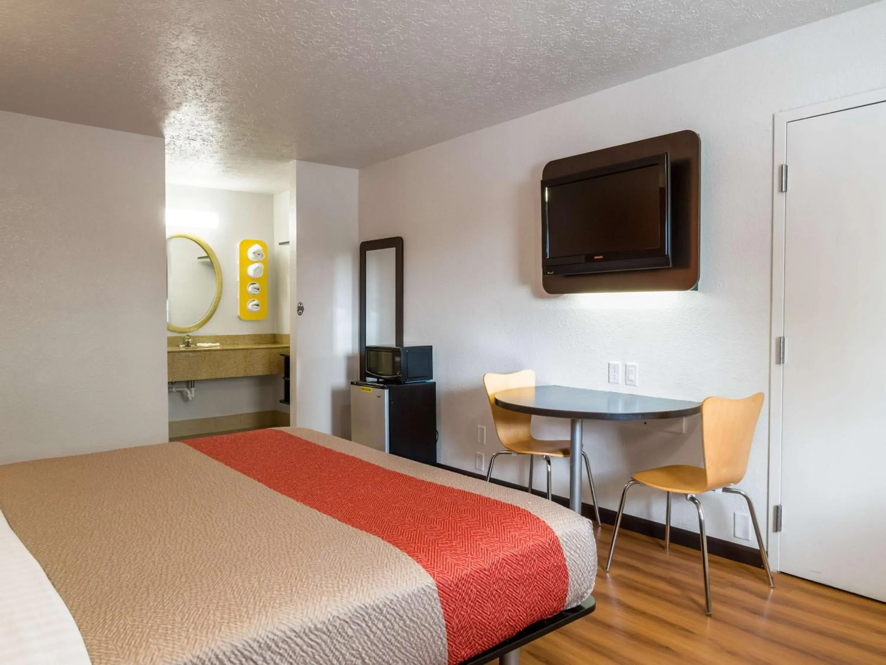TV and multimedia, Bed in Motel 6-Columbus, OH - OSU