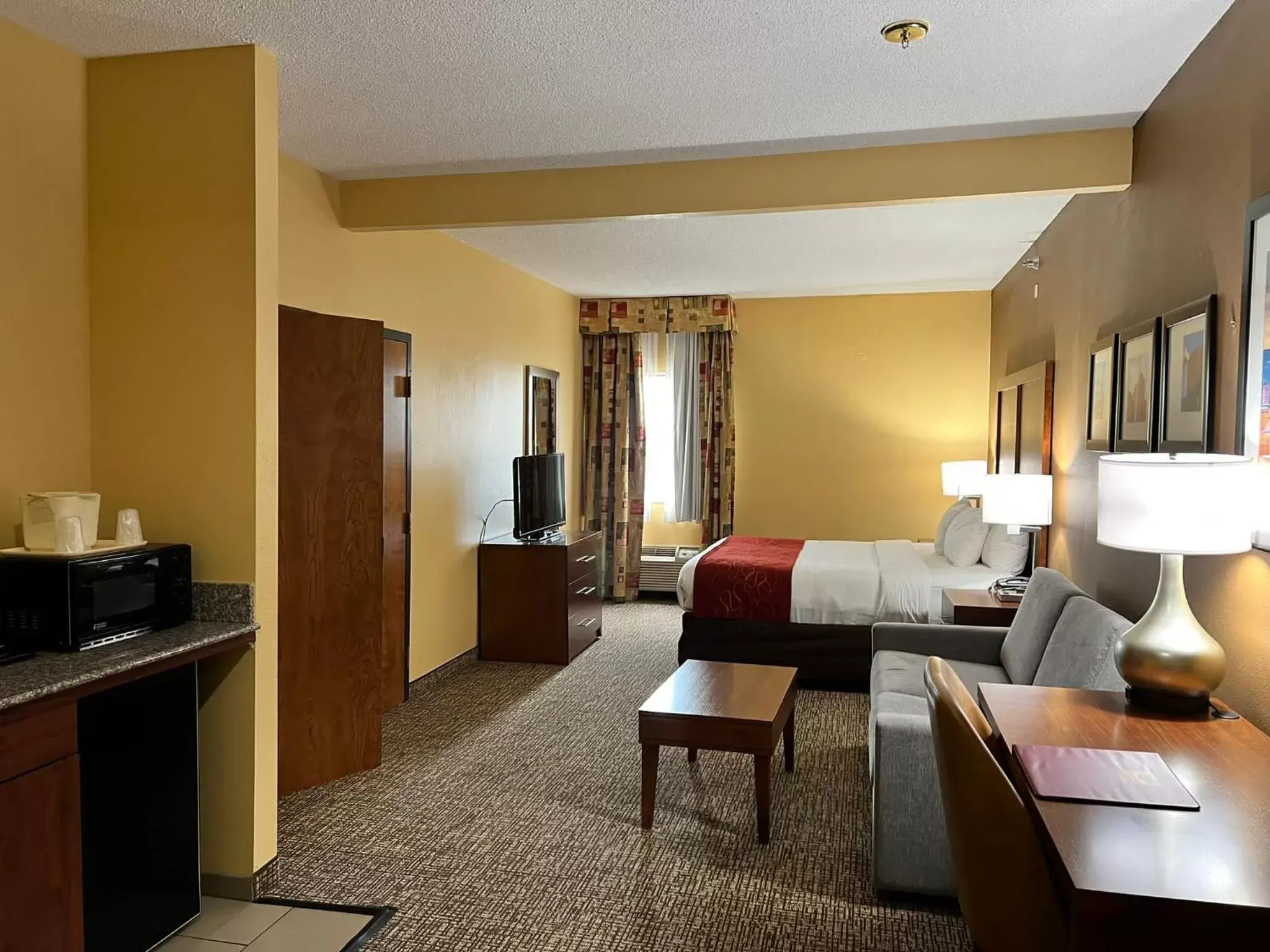 Bedroom, Seating Area in Comfort Suites Louisville East