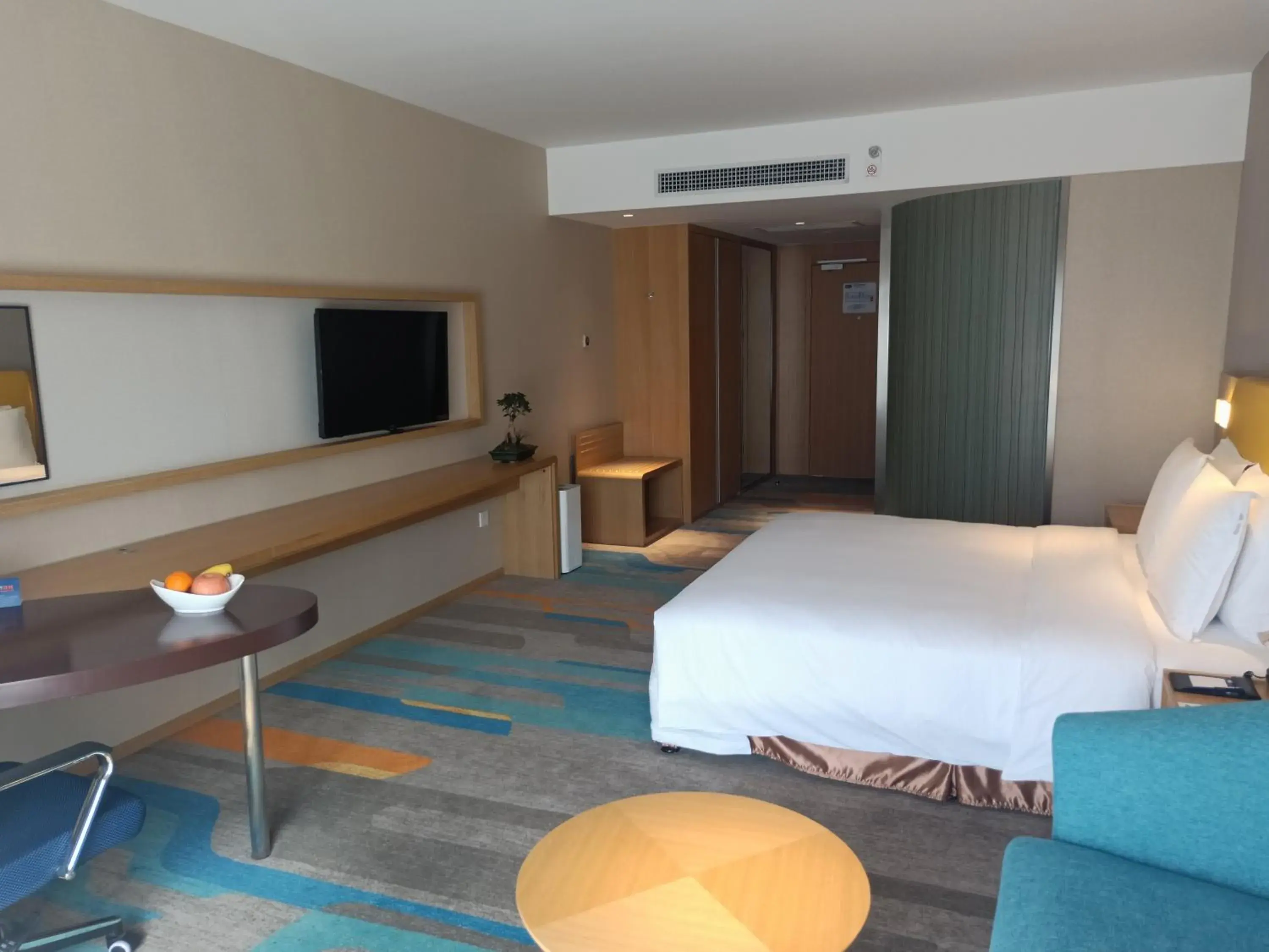Photo of the whole room, TV/Entertainment Center in Holiday Inn Express Xi'an Qujiang South, an IHG Hotel