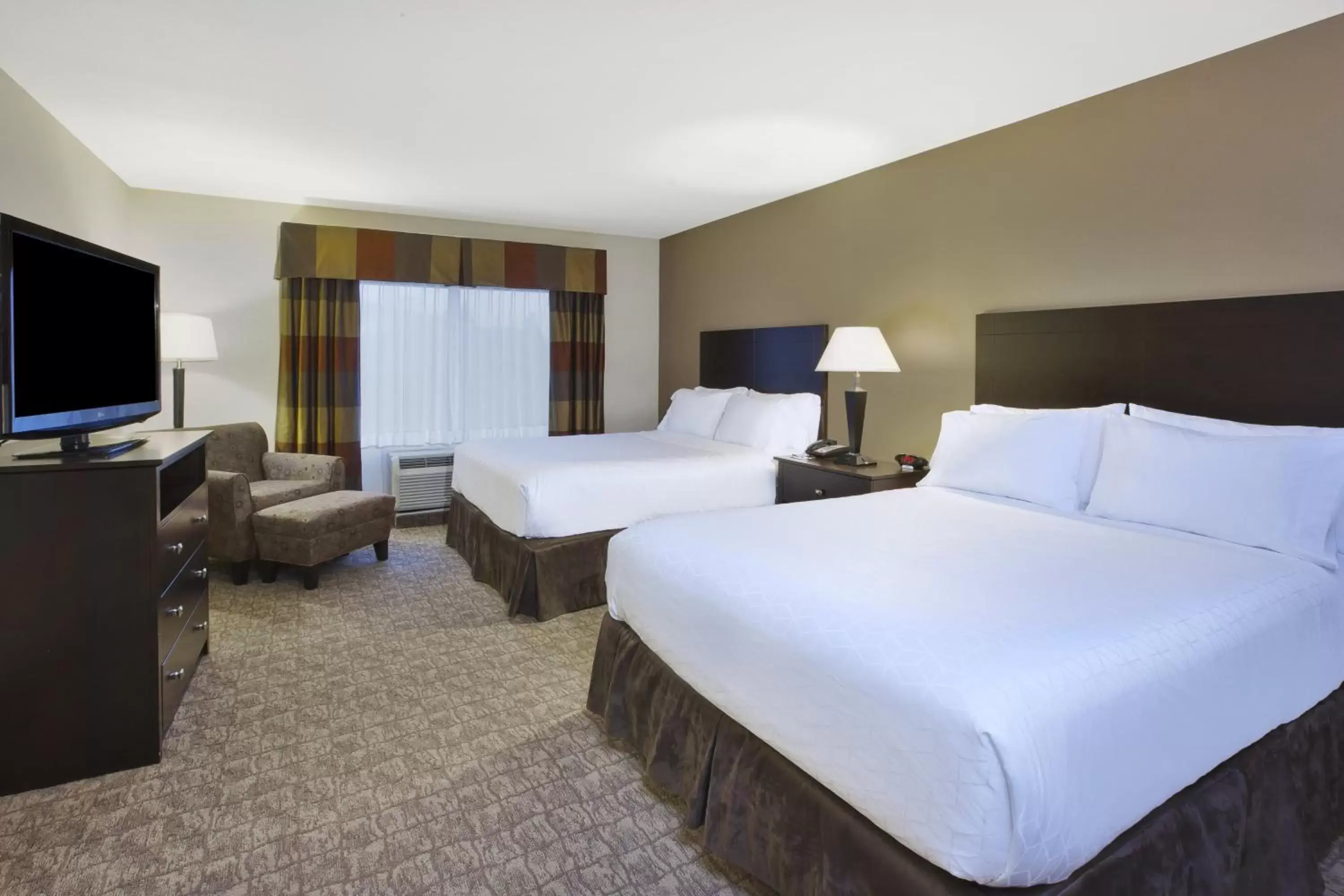 Photo of the whole room, Bed in Holiday Inn Express and Suites Wheeling, an IHG Hotel