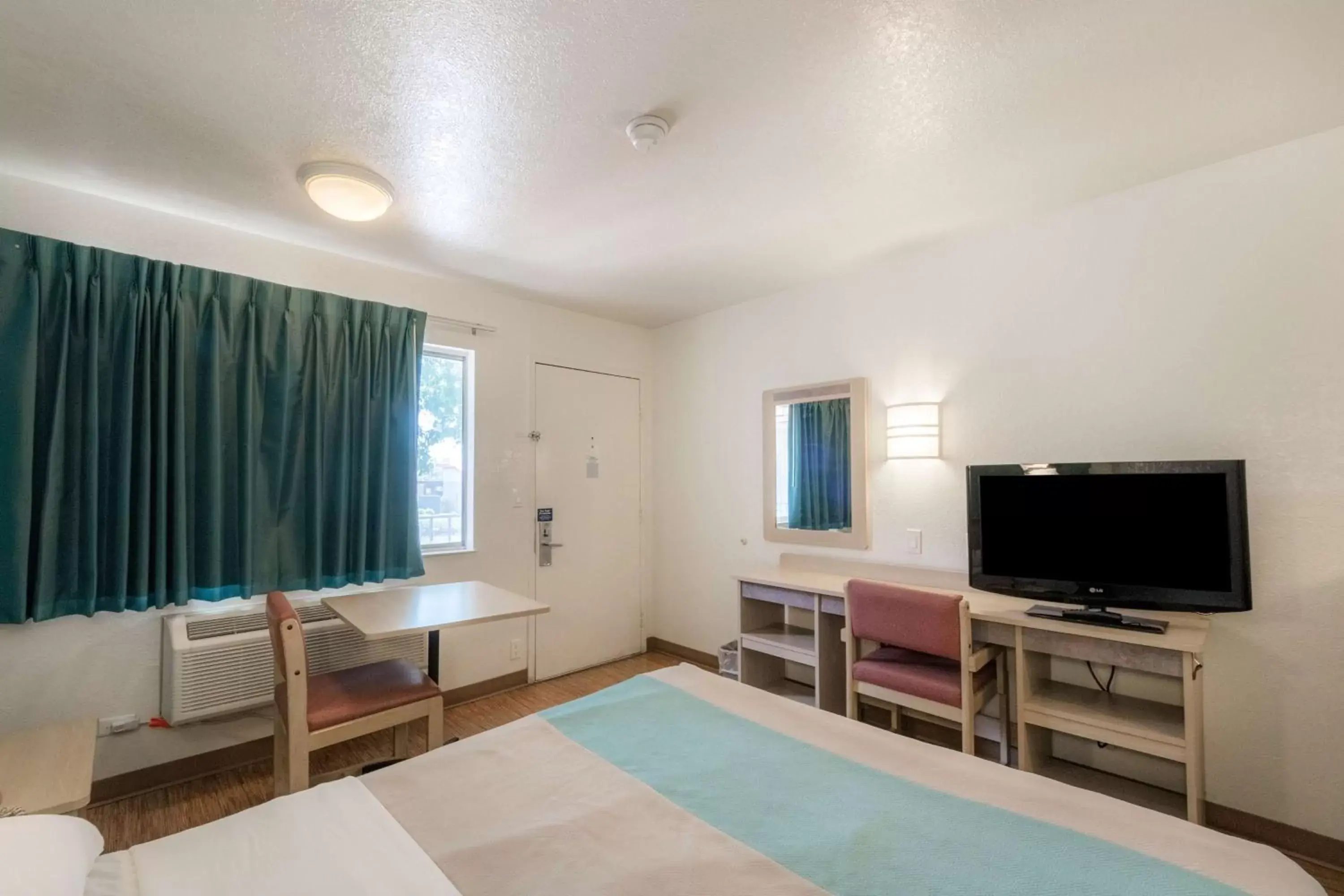 Bedroom, TV/Entertainment Center in Motel 6-Del Rio, TX
