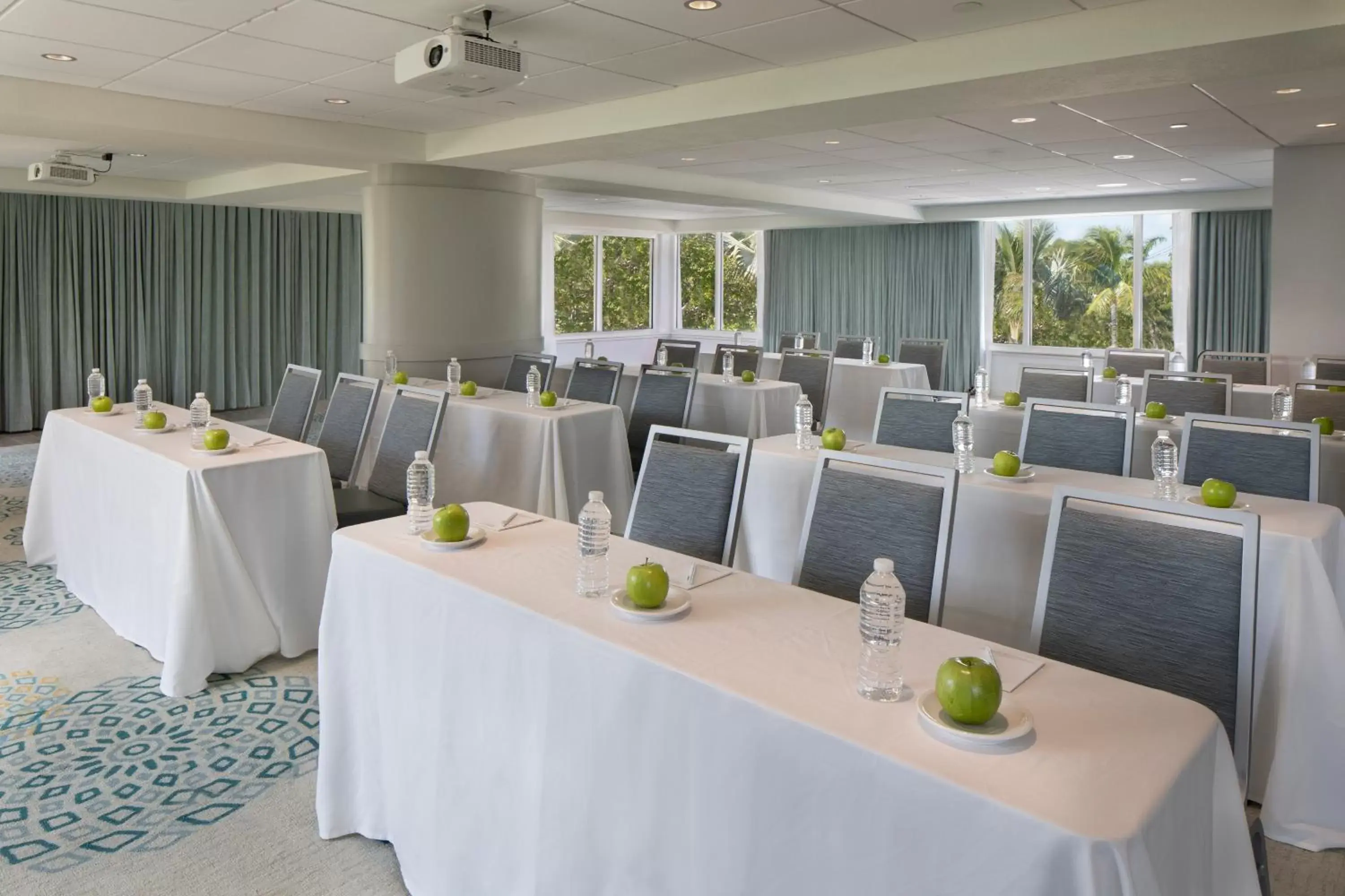 Meeting/conference room, Restaurant/Places to Eat in Postcard Inn Beach Resort & Marina