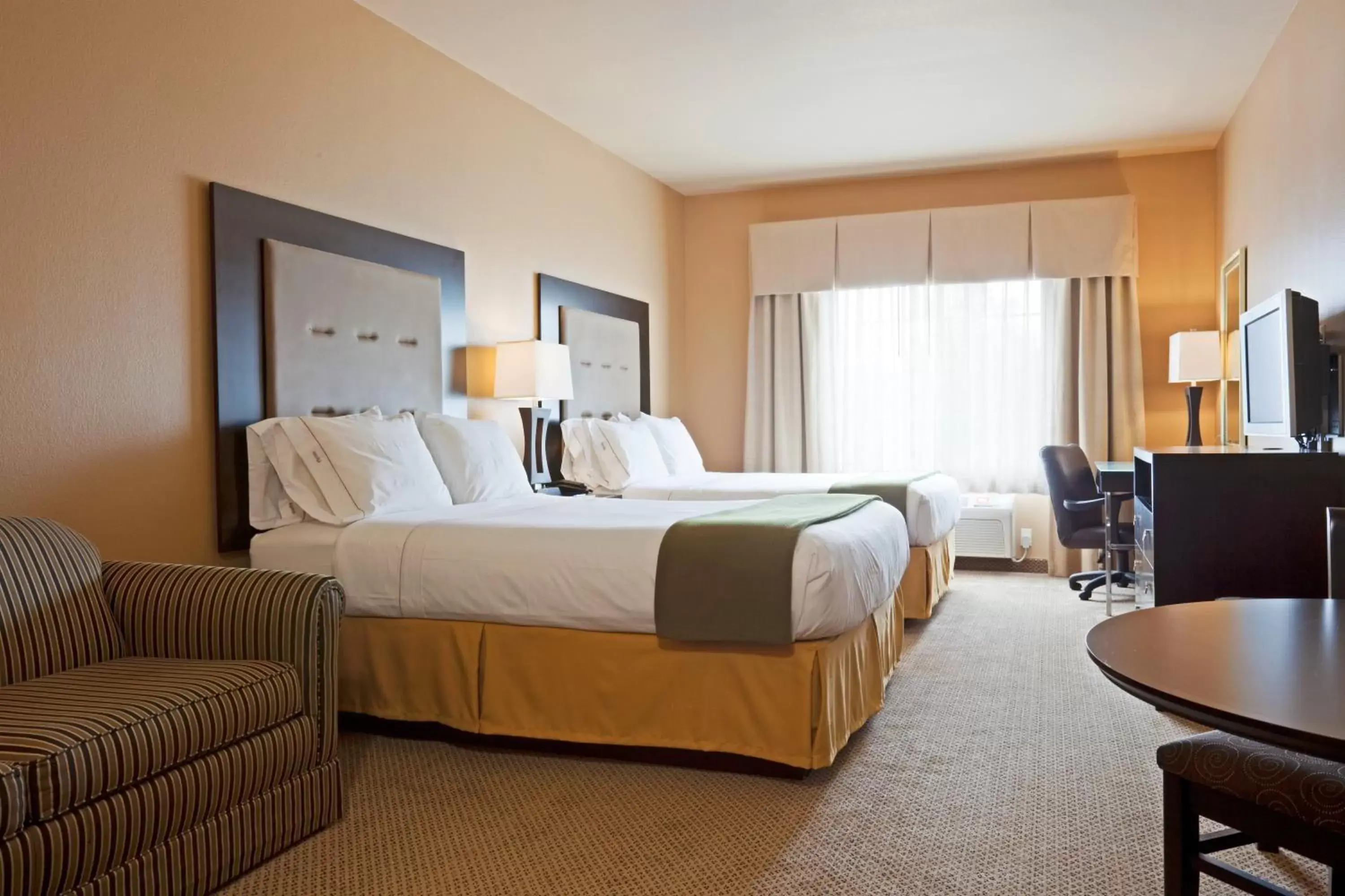 Photo of the whole room, Bed in Holiday Inn Express Hotel & Suites Eau Claire North, an IHG Hotel