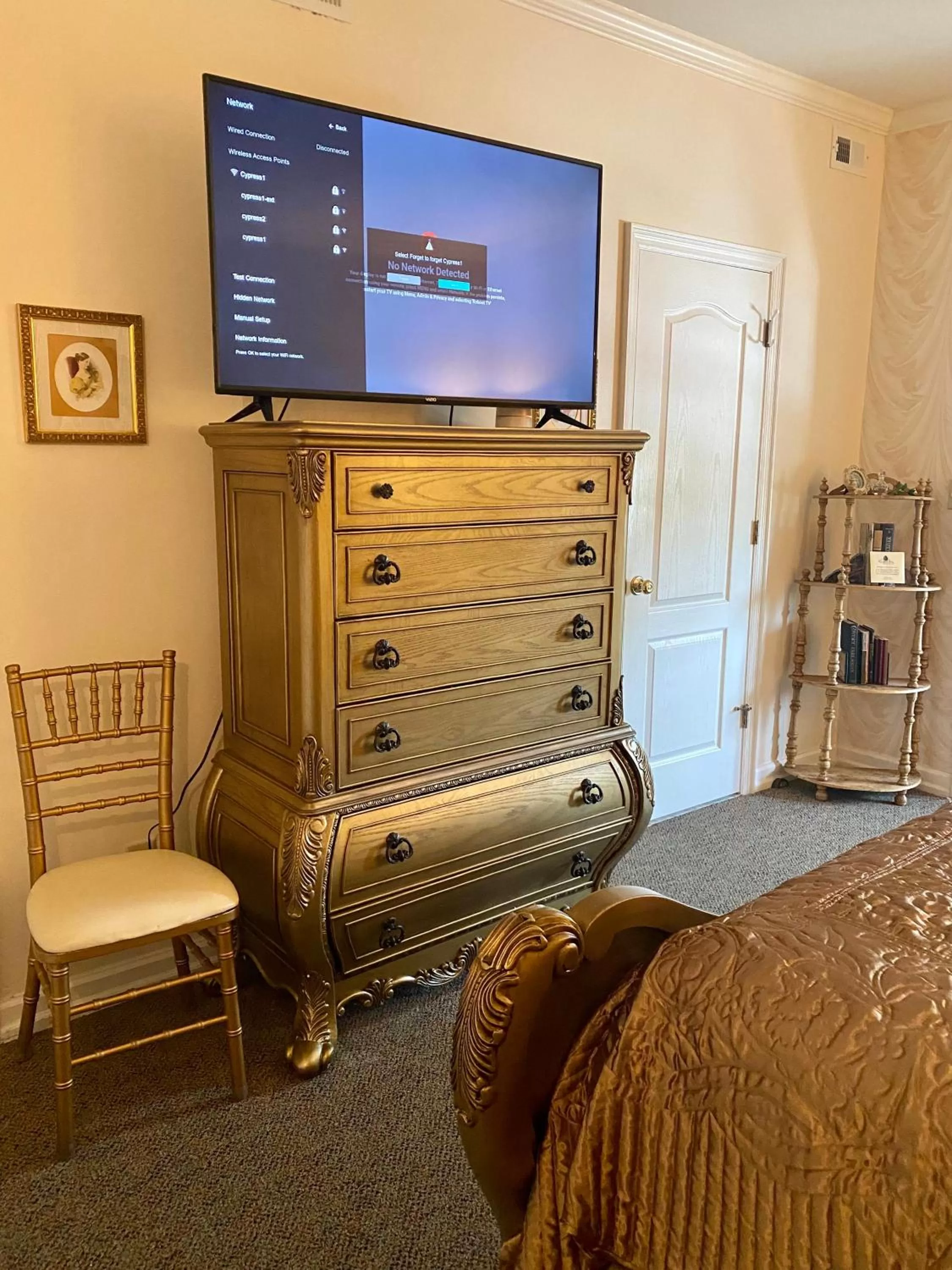 TV and multimedia, Bed in The Cypress Inn