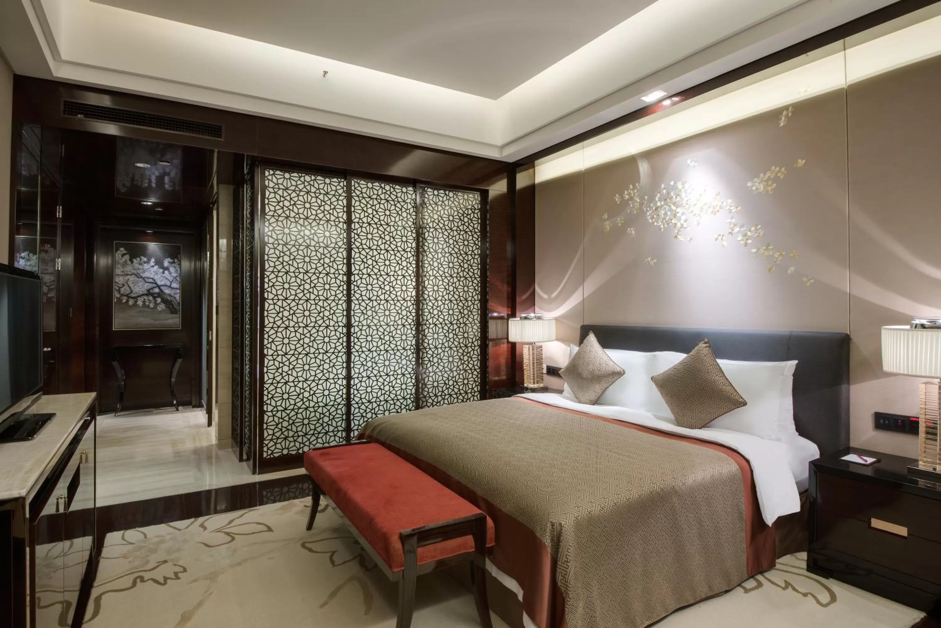 Photo of the whole room, Bed in Crowne Plaza Chengdu Panda Garden by IHG