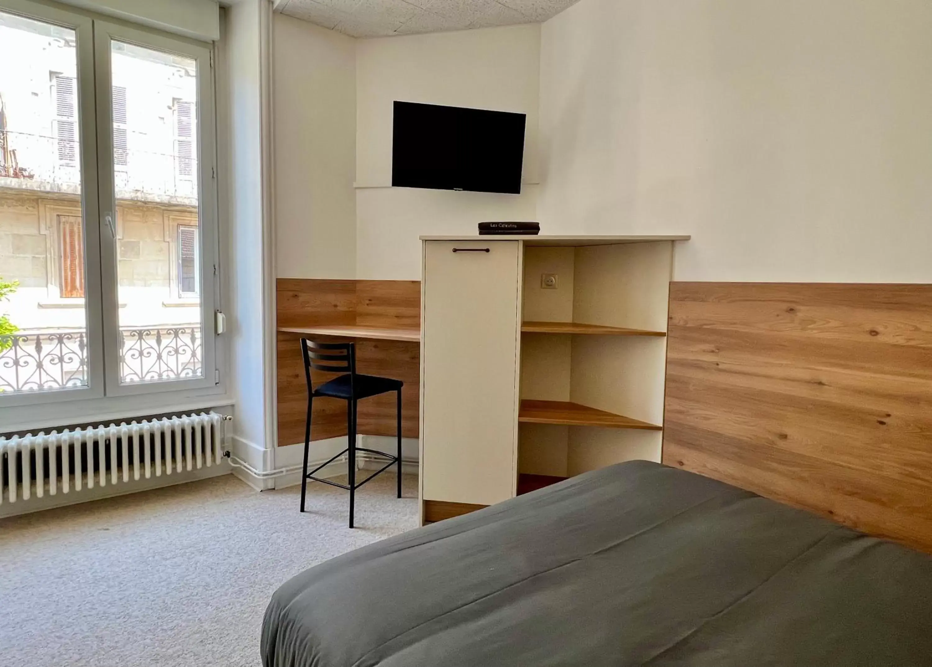 Bedroom, TV/Entertainment Center in Appart'hôtel Les Célestins