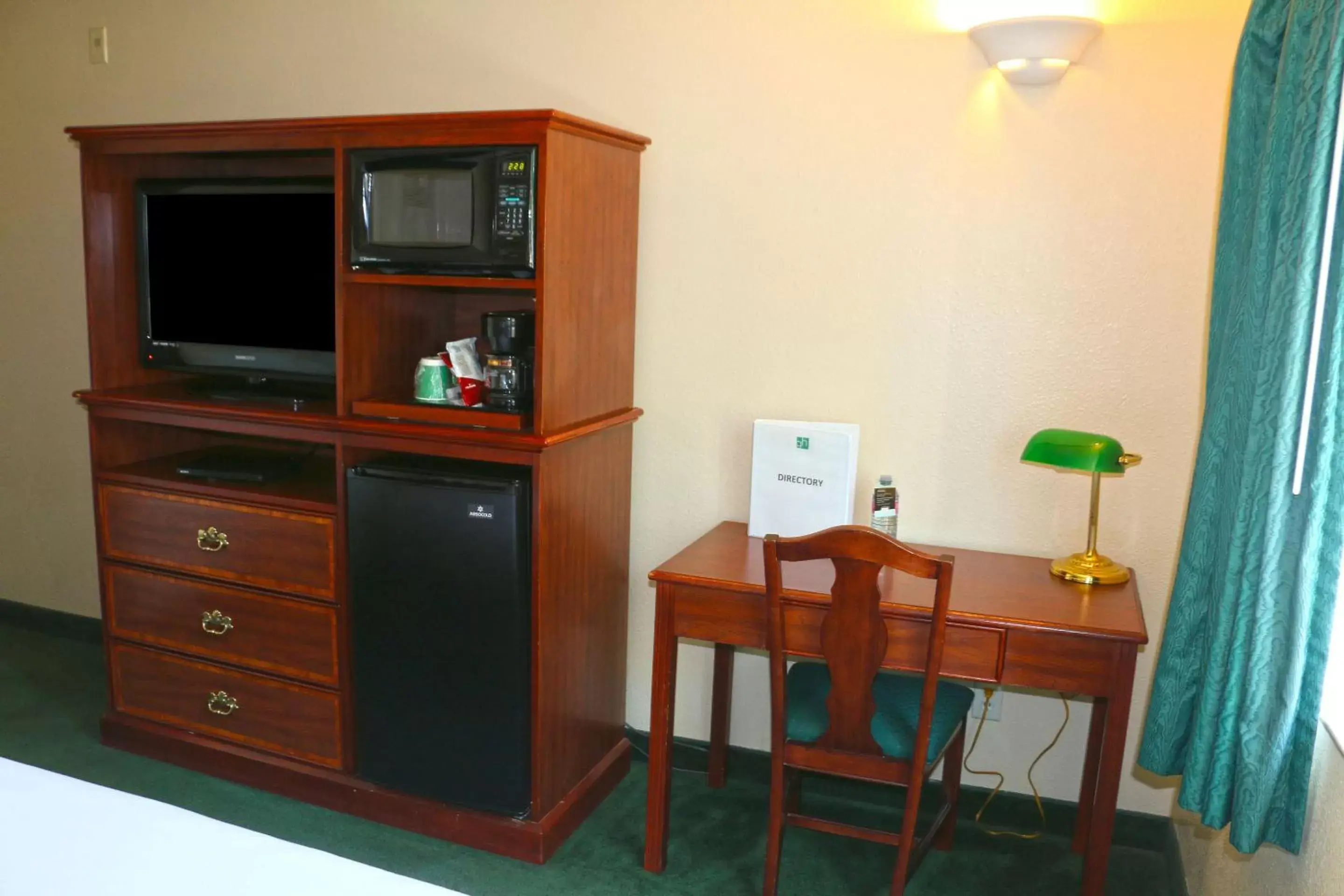 TV and multimedia, TV/Entertainment Center in GuestHouse Inn & Suites Kelso/Longview