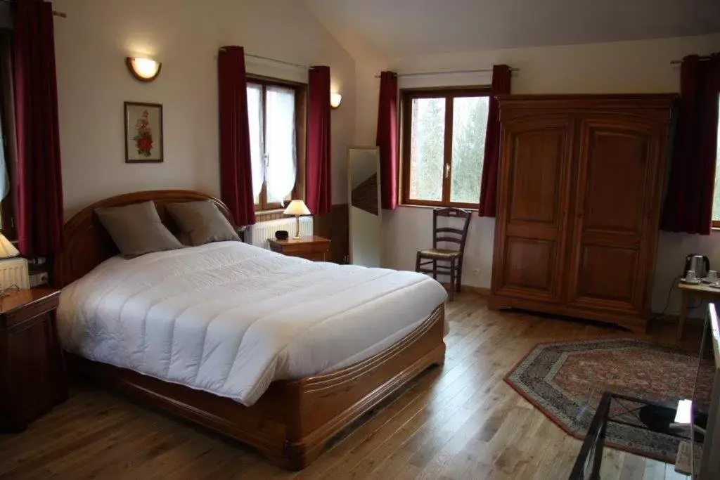 Day, Bed in Hôtel Les Charmilles de Mormal