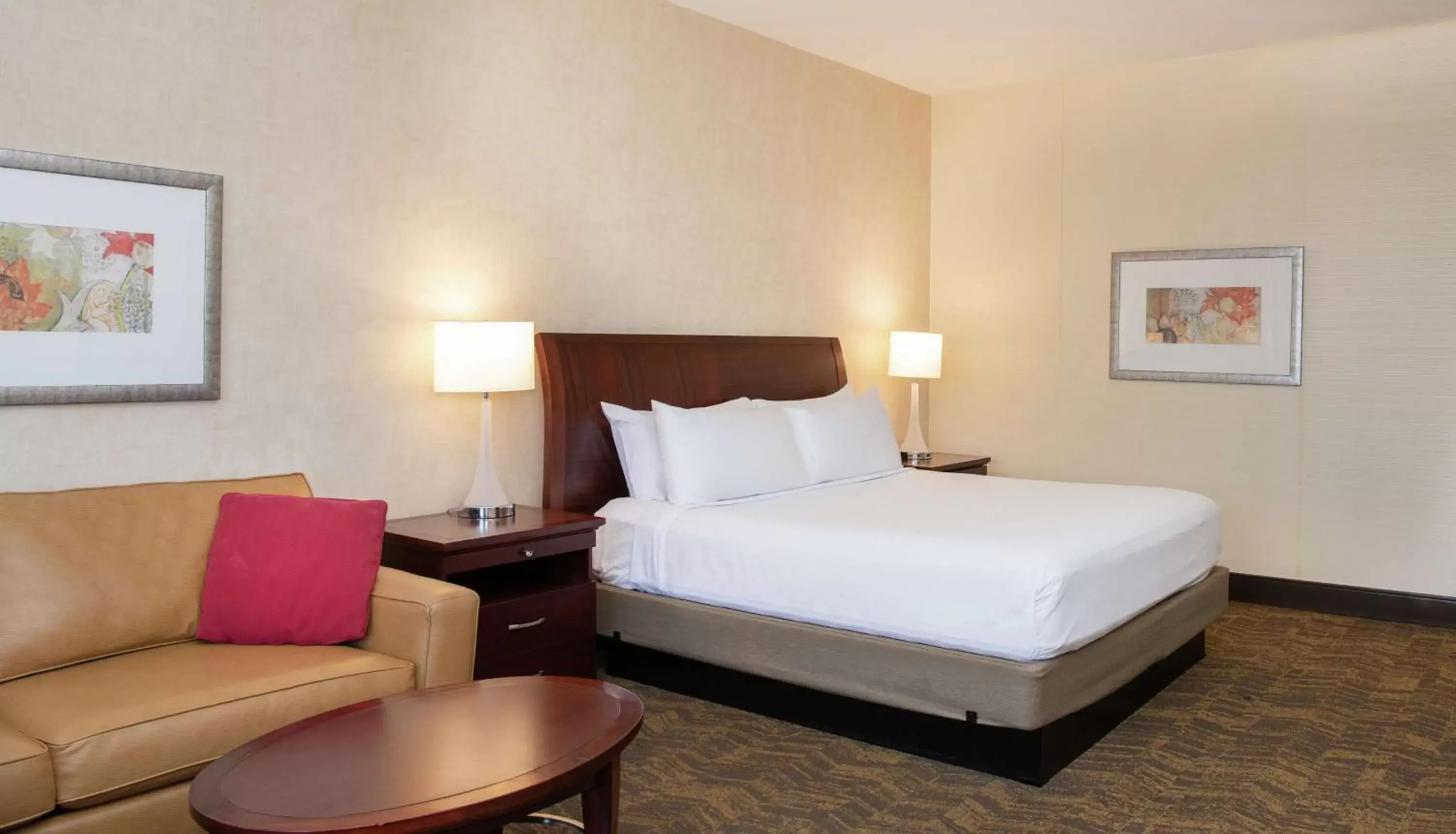 Photo of the whole room, Bed in DoubleTree by Hilton Portland