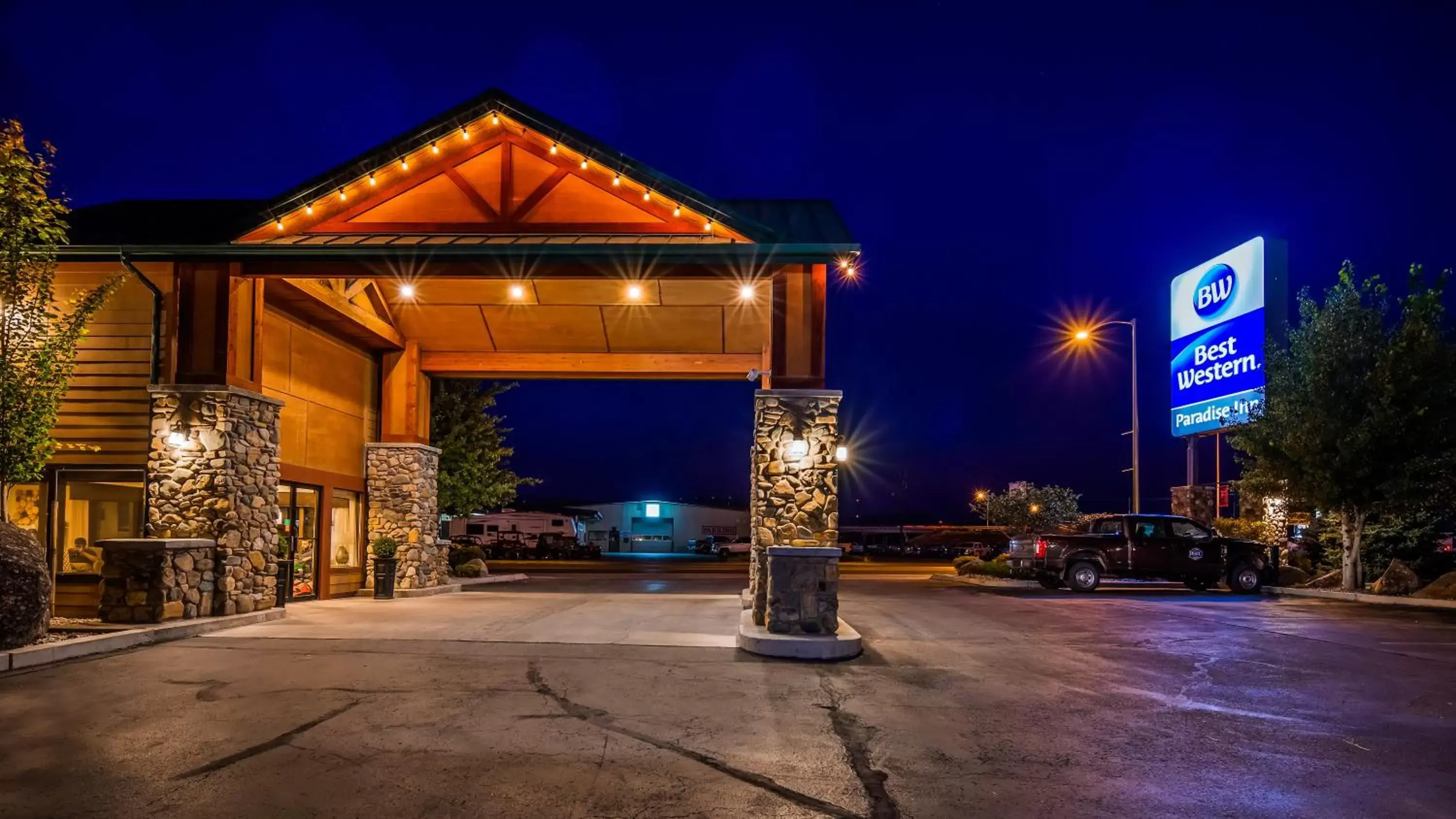 Facade/entrance, Property Building in Best Western Paradise Inn