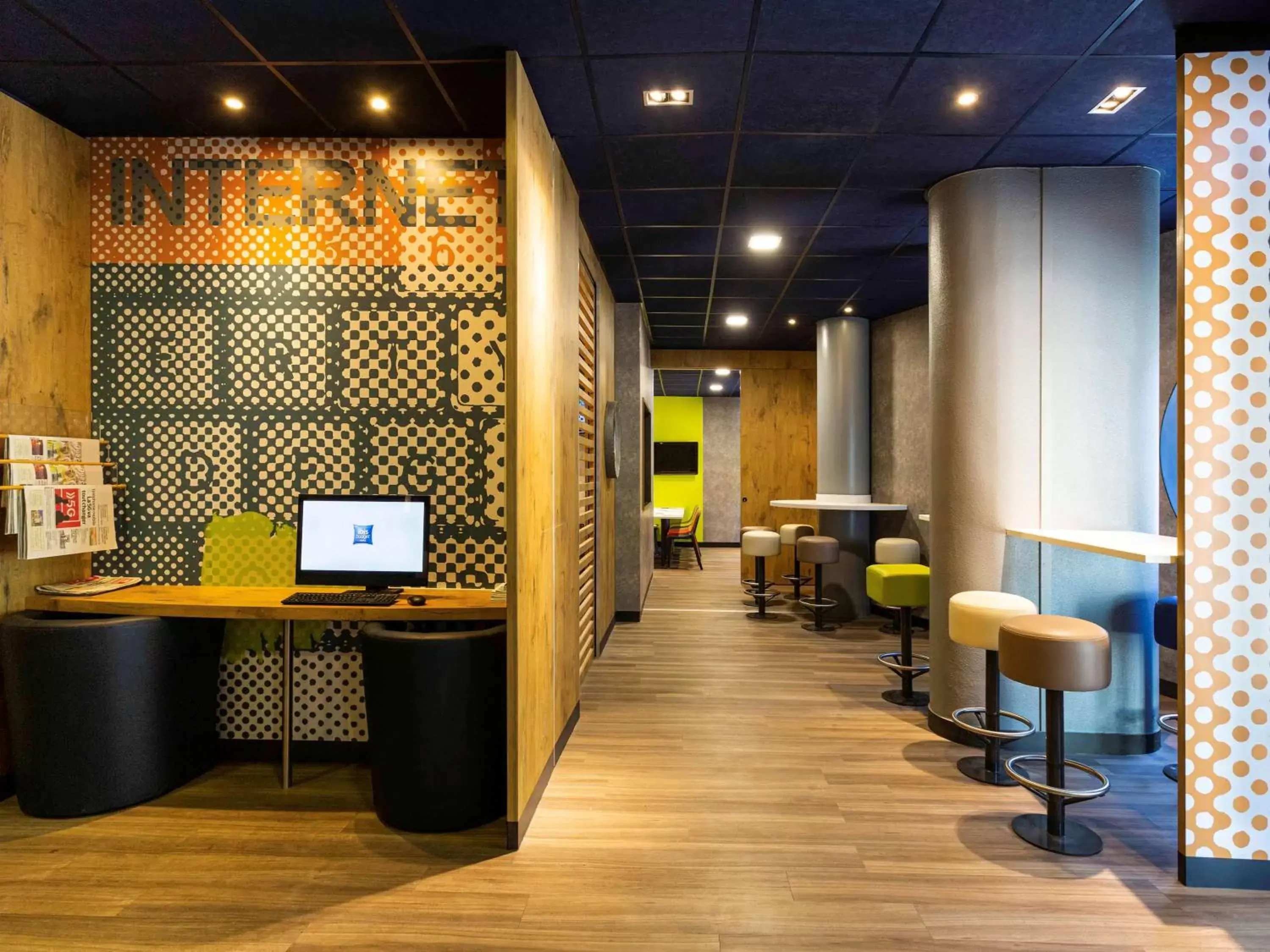 Property building, Lobby/Reception in ibis budget Bordeaux Centre - Gare Saint Jean