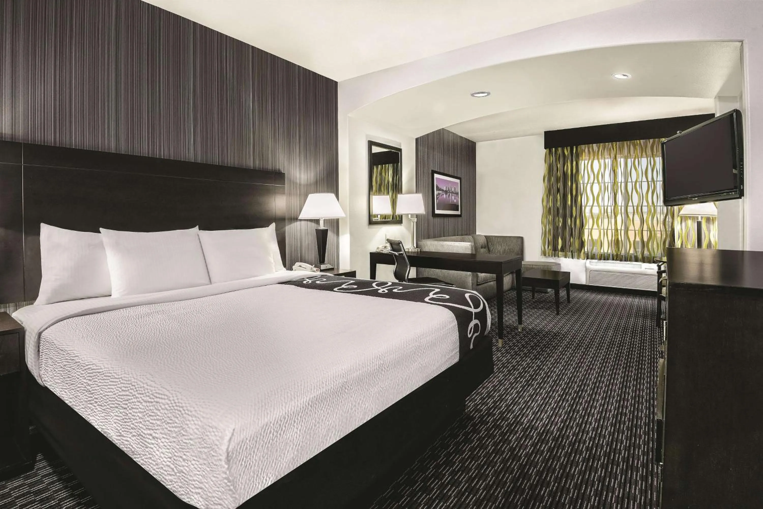 1 King Bed, Exec Mobility/Hearing Access Room, Bathtub w/Grab Bars, Non-Smoking in La Quinta by Wyndham Austin - Cedar Park