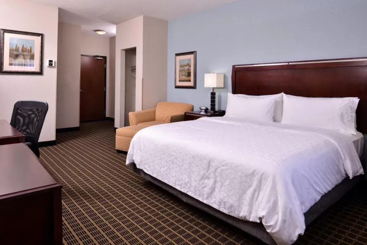 Bed in Holiday Inn Express & Suites Pittsburg, an IHG Hotel