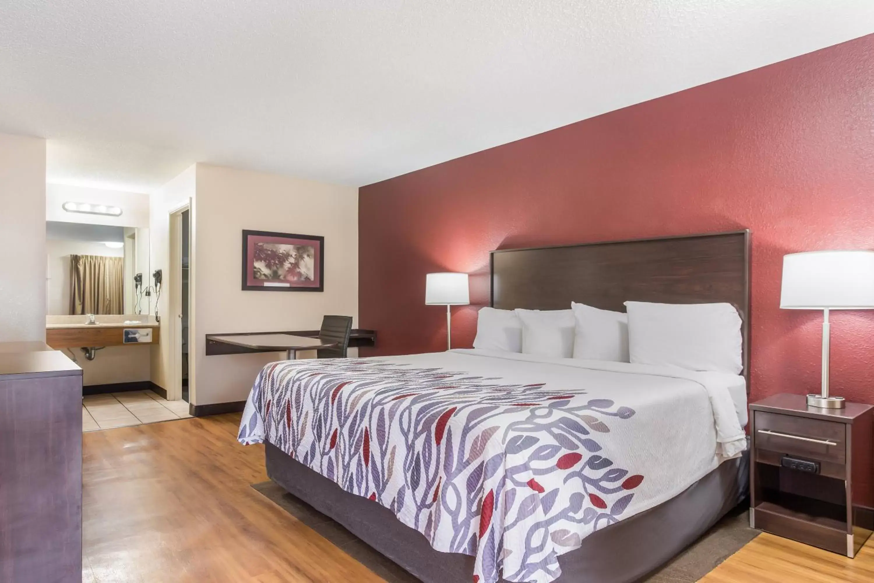 Bedroom, Bed in Red Roof Inn Albuquerque - Midtown