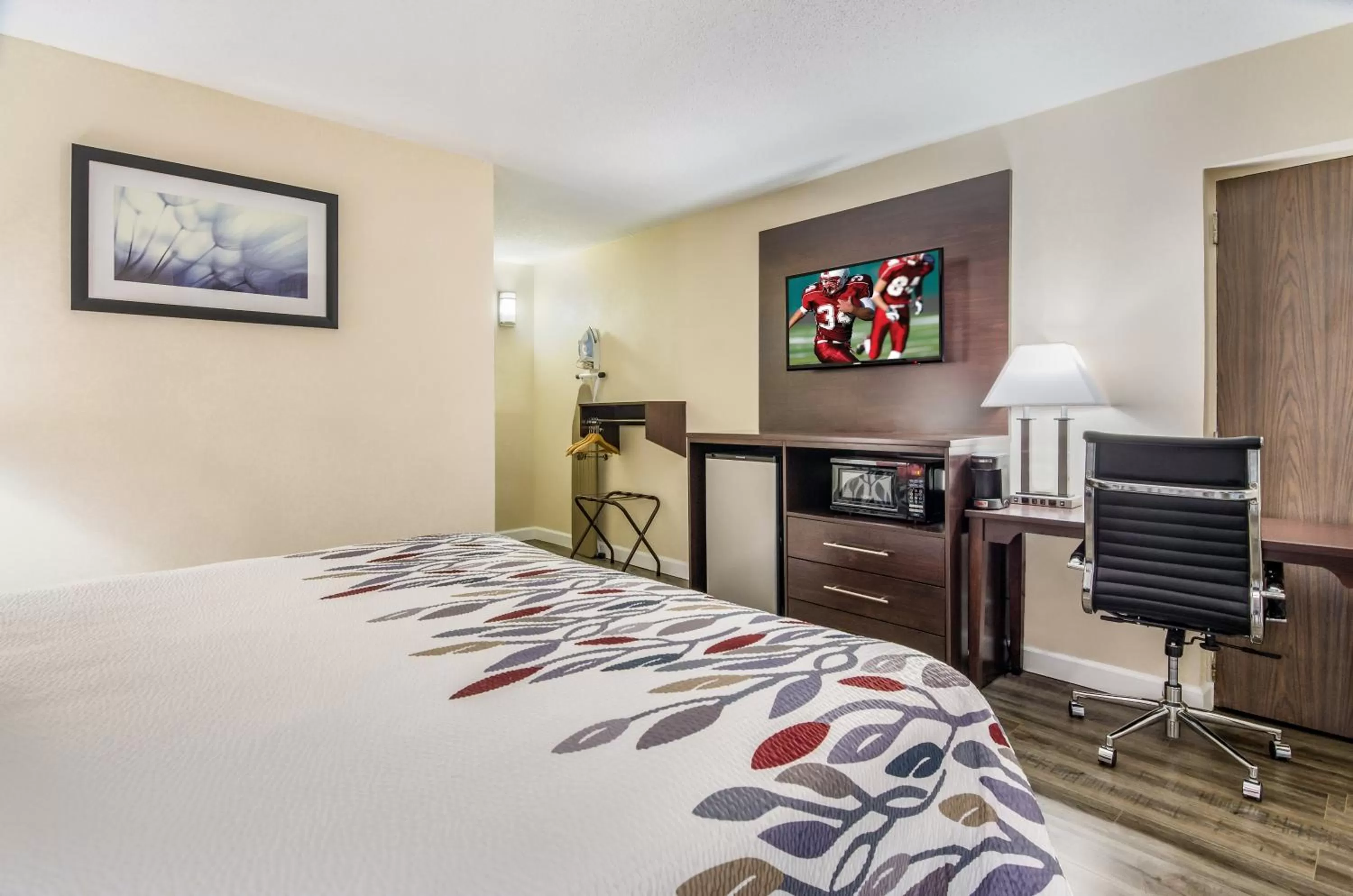 Bedroom, Bed in Red Roof Inn Madison Heights, VA