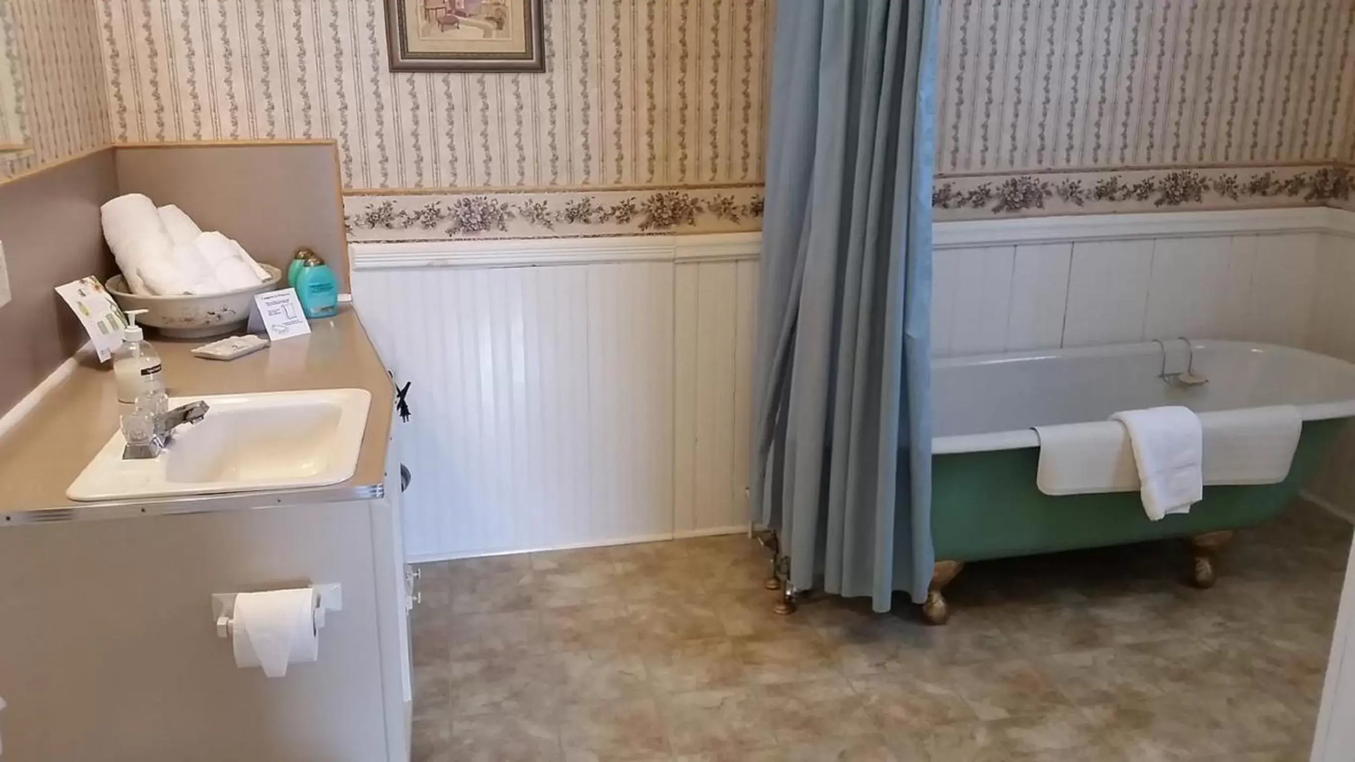 Bathroom, Kitchen/Kitchenette in Bayside Inn