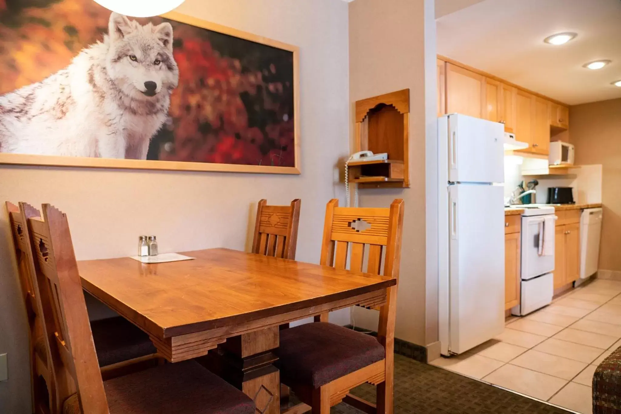 Kitchen or kitchenette, Dining Area in Banff Rocky Mountain Resort