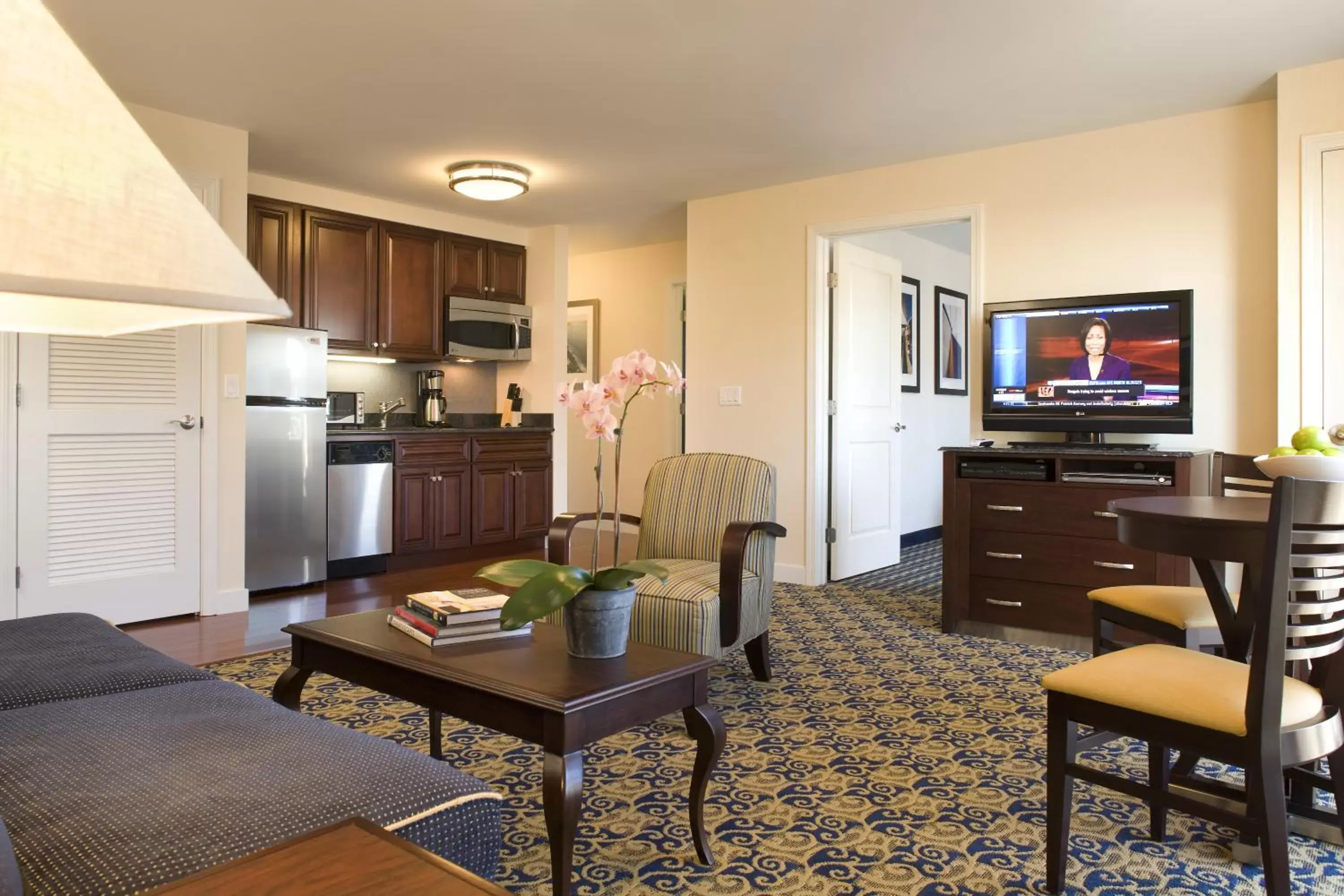 TV and multimedia, Seating Area in Newport Beach Hotel & Suites