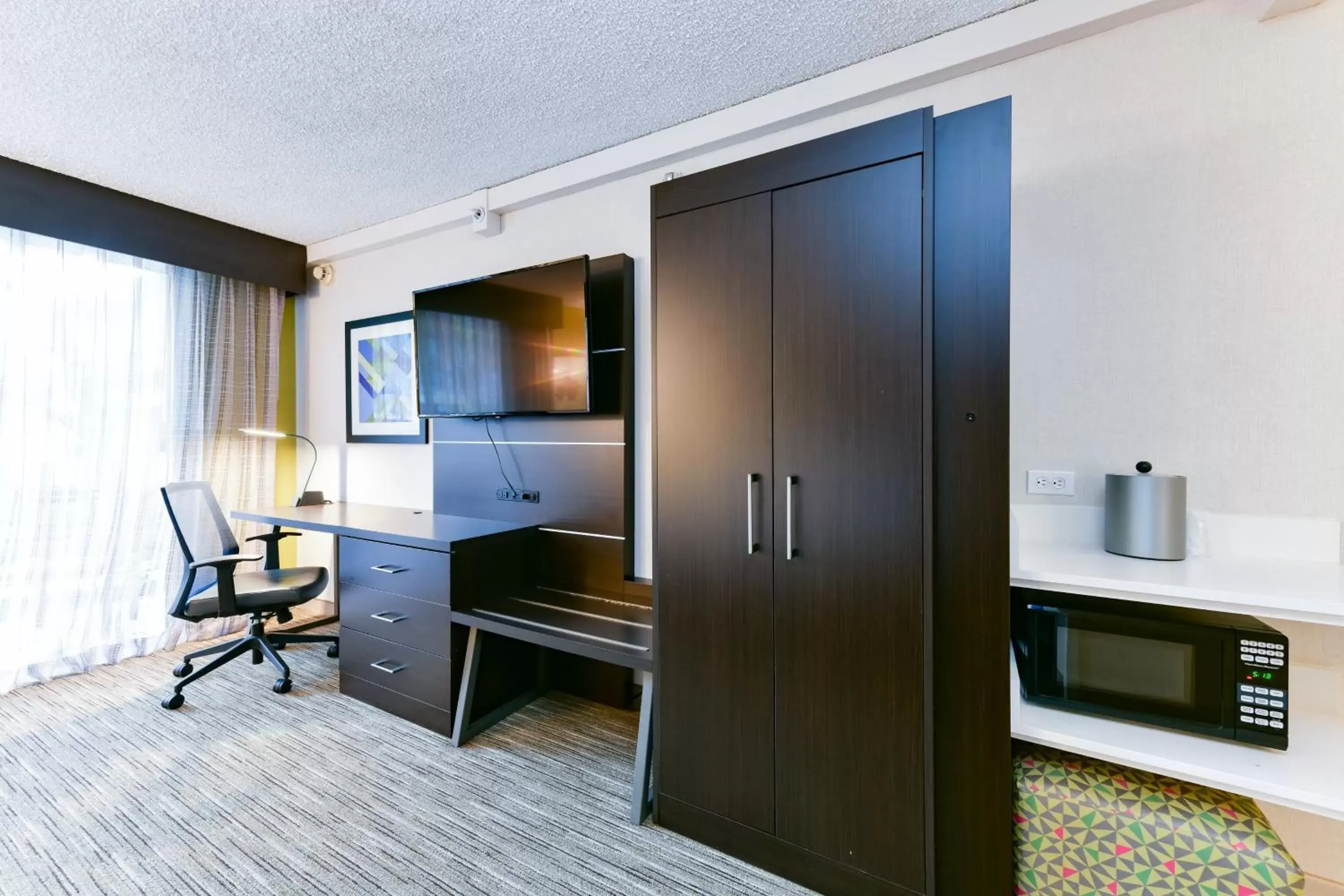 Photo of the whole room, TV/Entertainment Center in Holiday Inn Express Mill Valley - Sausalito Area, an IHG Hotel