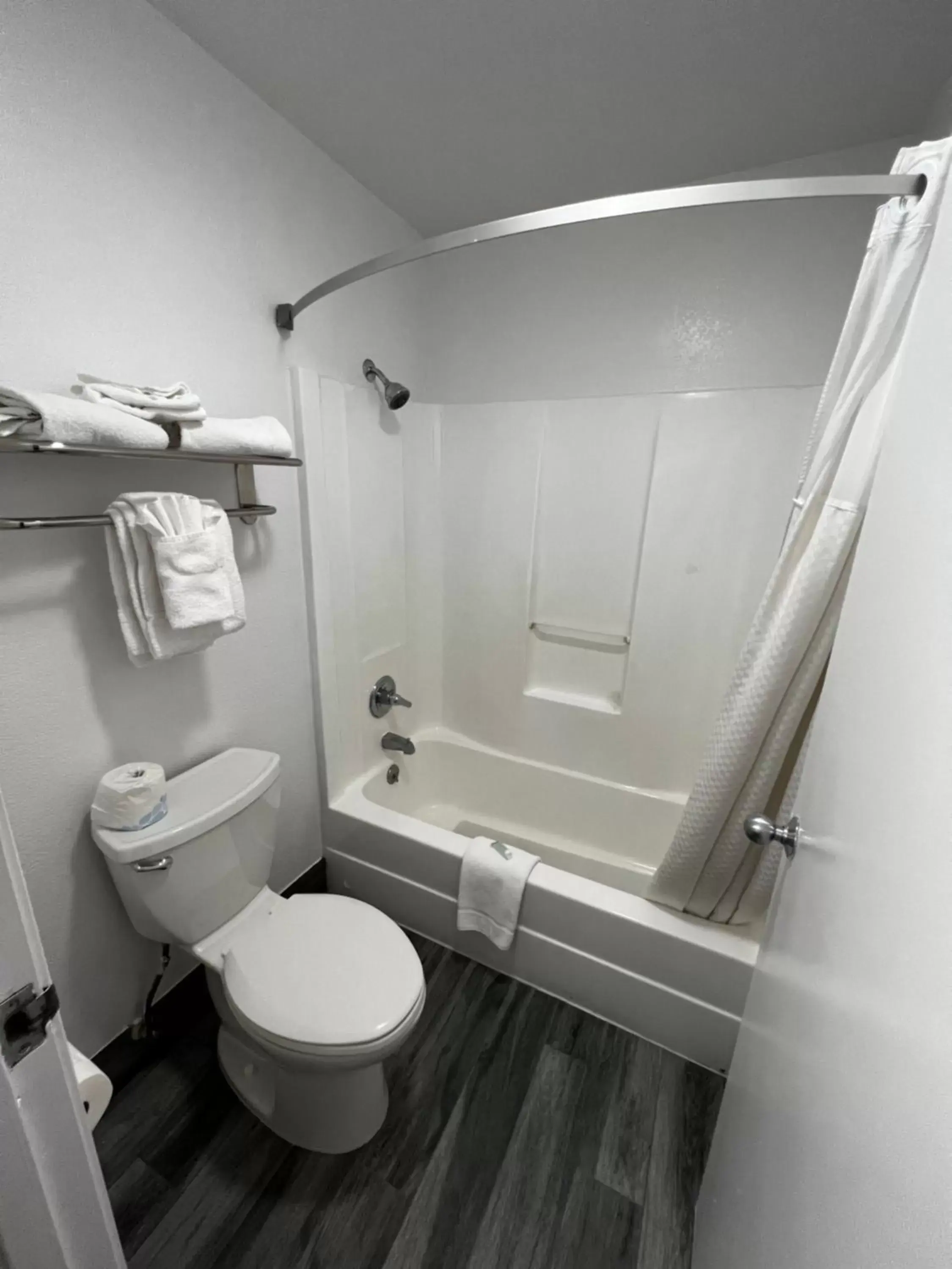 Queen Room with Three Queen Beds - Non-Smoking in Days Inn & Suites by Wyndham Flagstaff Near University Queen Room with Three Queen Beds - Non-Smoking in Days Inn & Suites by Wyndham Flagstaff Near University