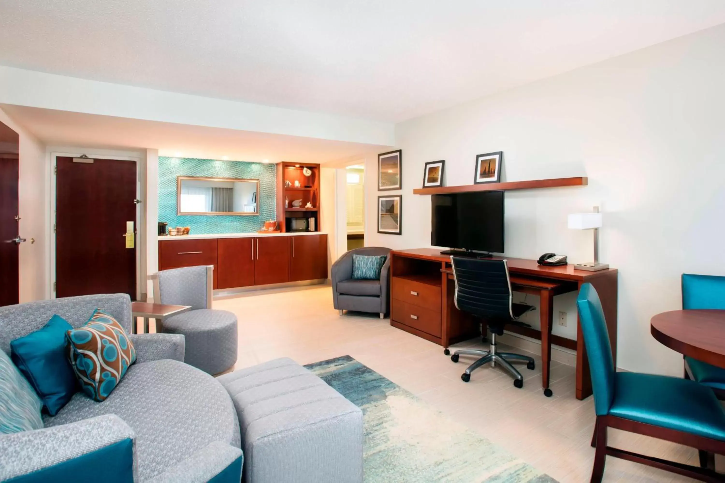 Living room, Seating Area in Courtyard by Marriott Myrtle Beach Barefoot Landing