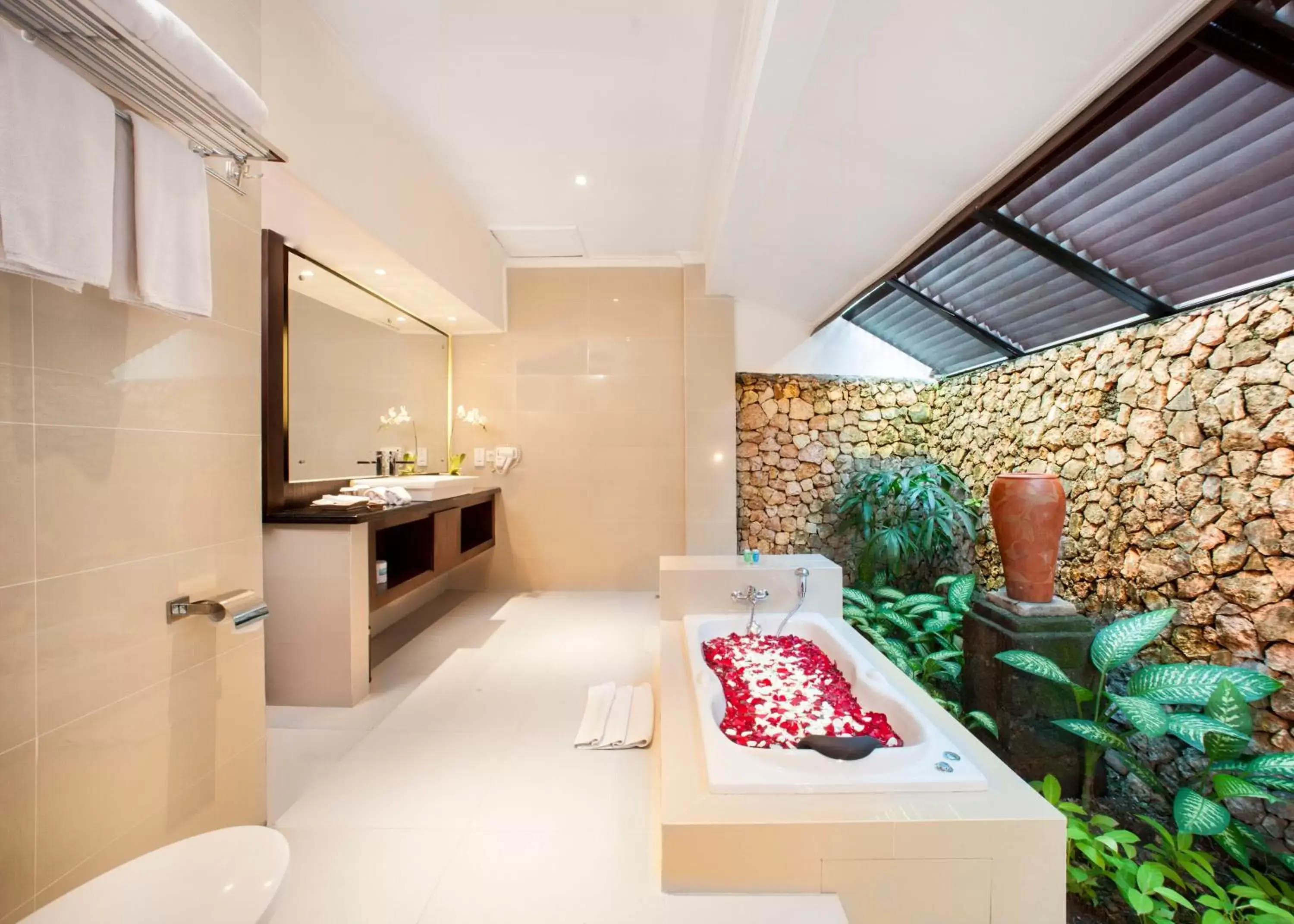 Shower, Kitchen/Kitchenette in Holiday Resort Lombok