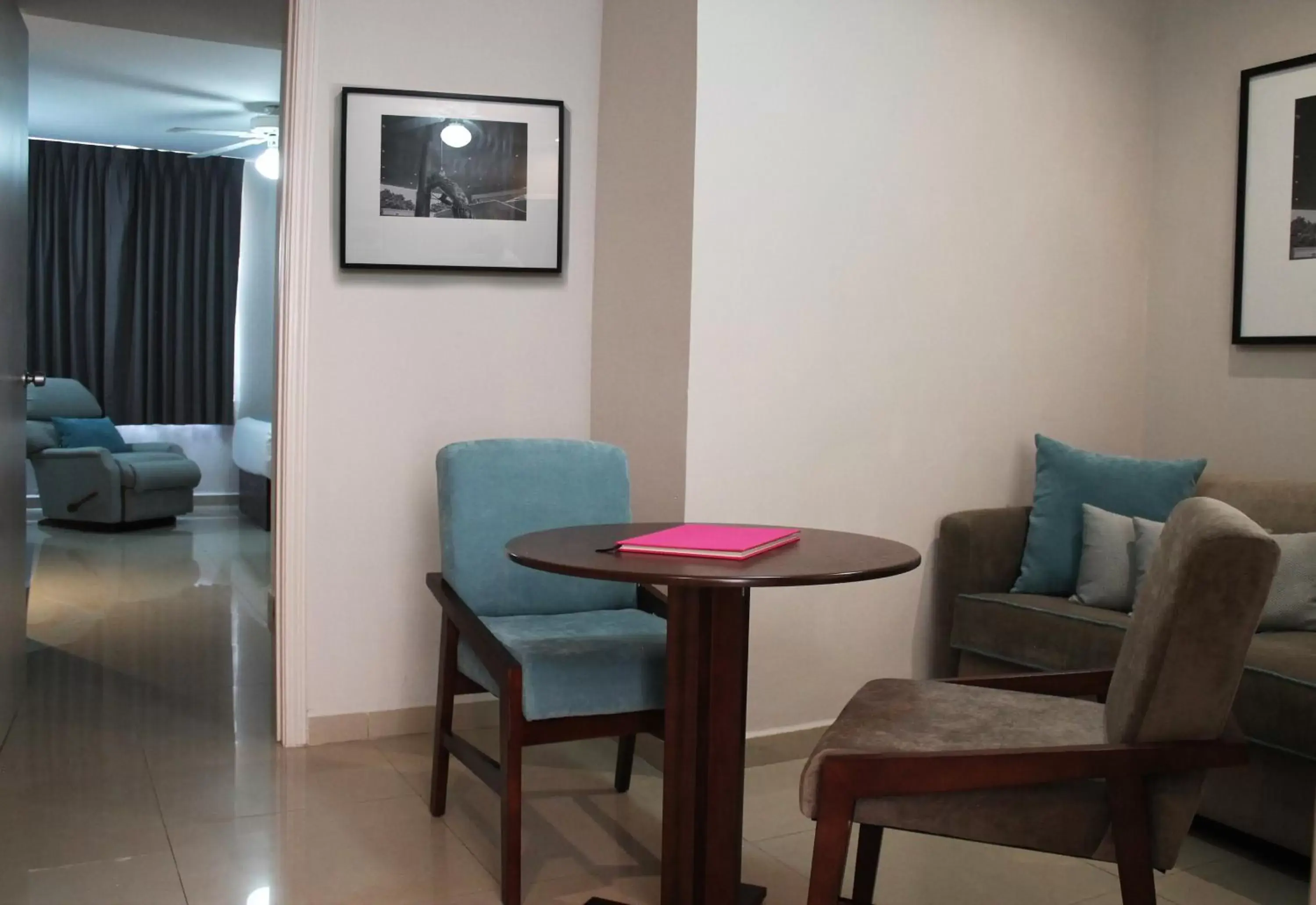 Living room, Seating Area in Hotel Suites México Plaza León Campestre