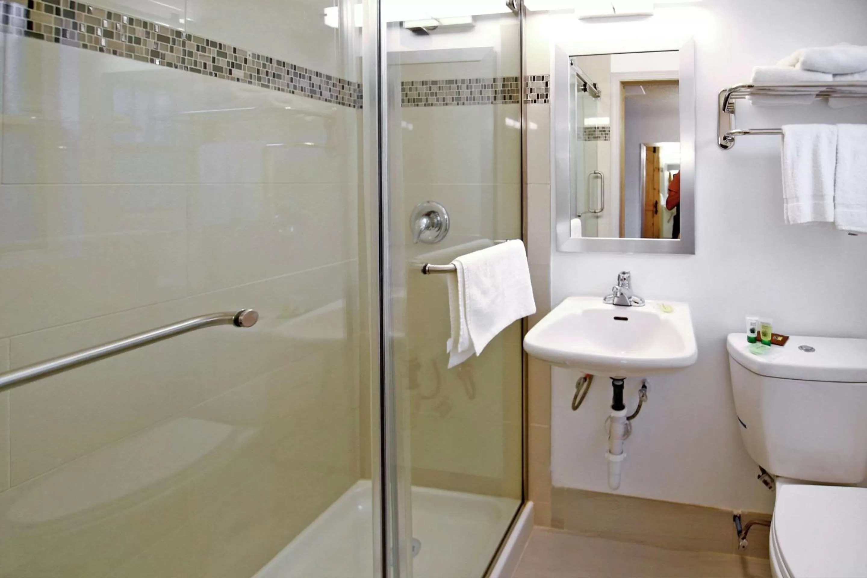 Bathroom in El Sendero Inn, an Ascend Collection Hotel